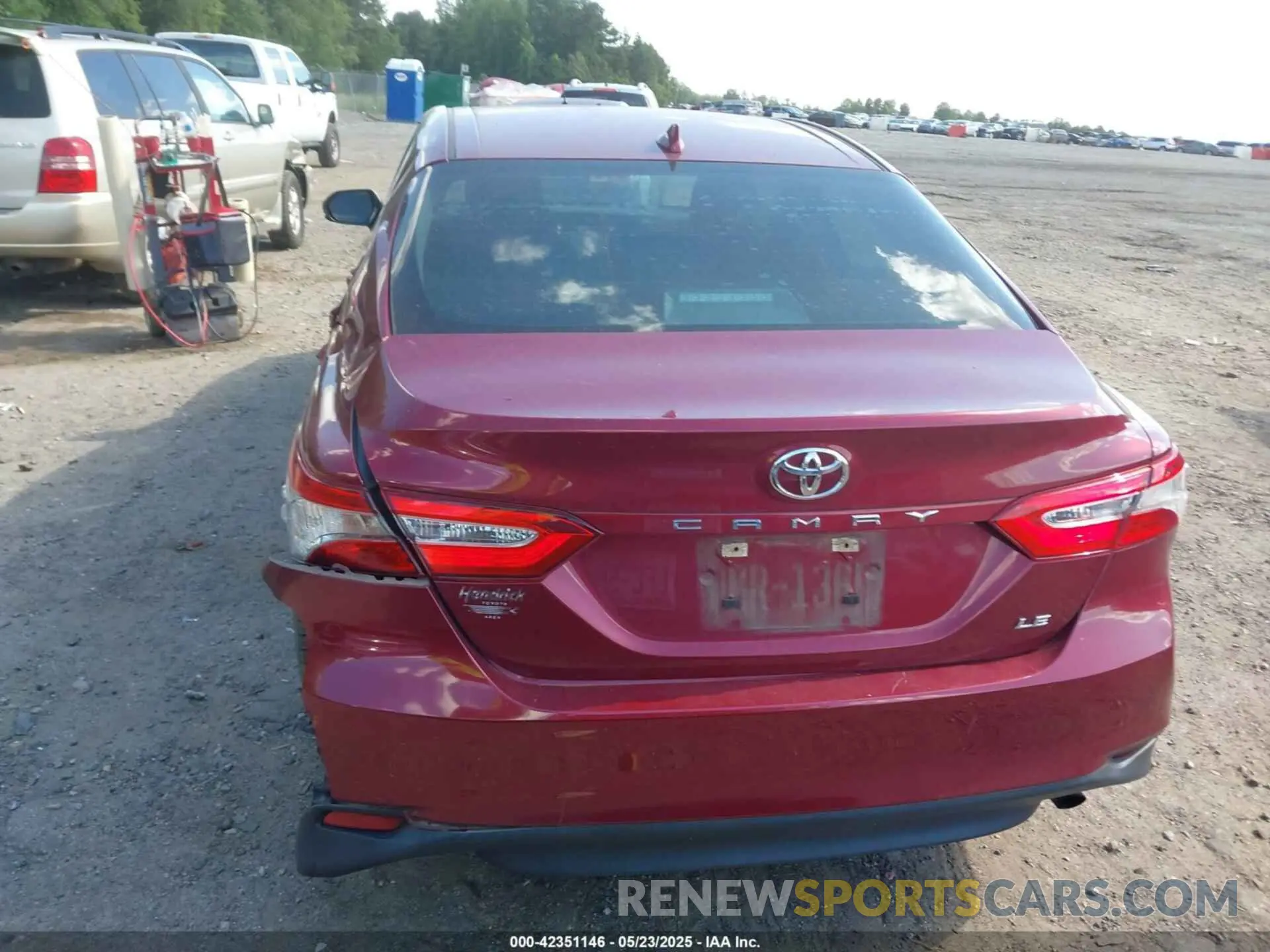 16 Photograph of a damaged car 4T1C11AK5LU901261 TOYOTA CAMRY 2020