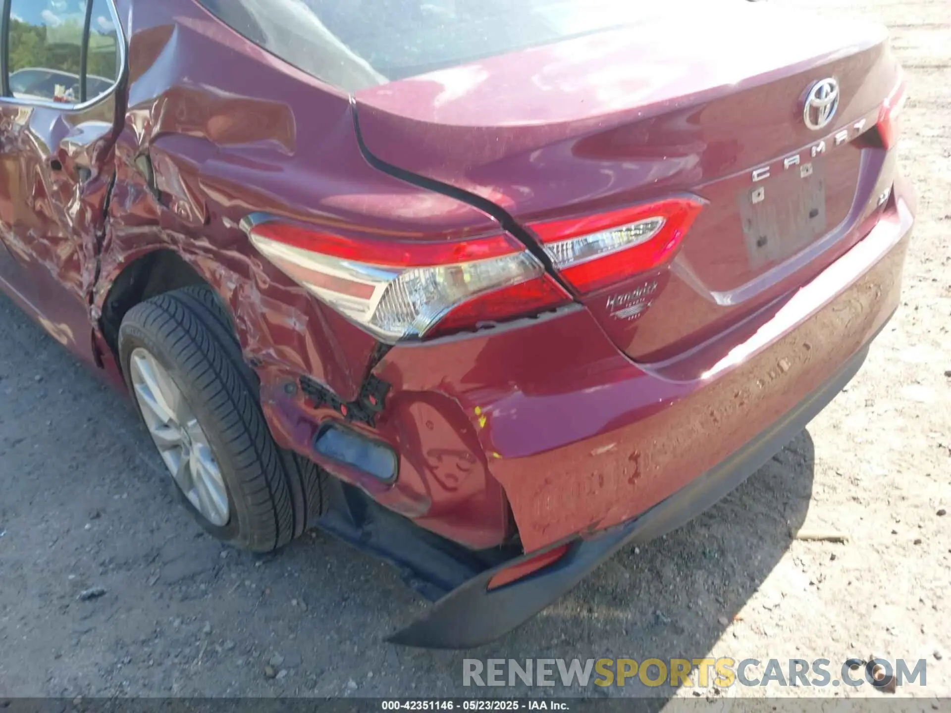 19 Photograph of a damaged car 4T1C11AK5LU901261 TOYOTA CAMRY 2020