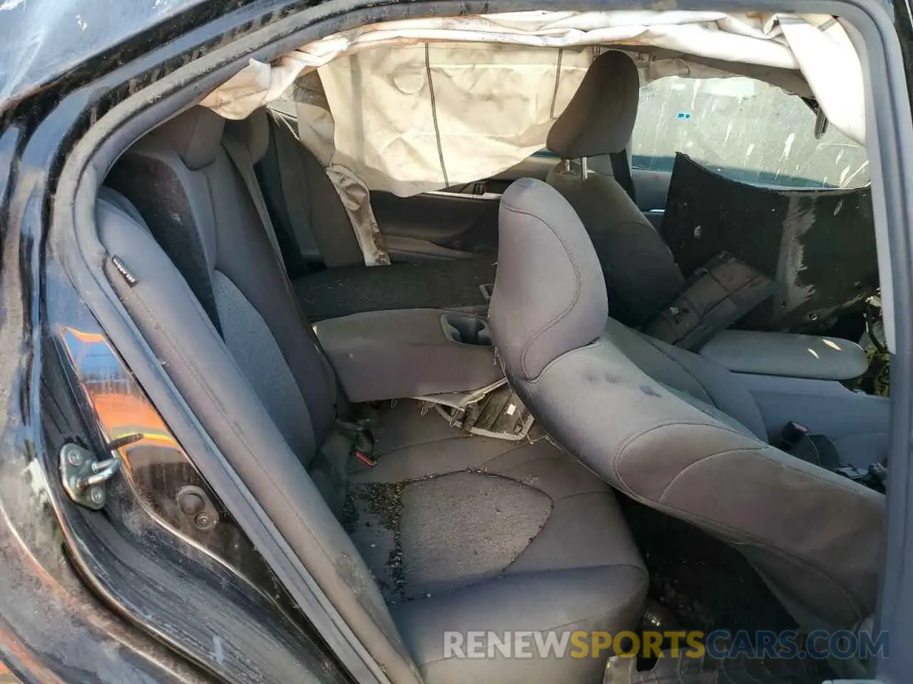 10 Photograph of a damaged car 4T1C11AK5LU913877 TOYOTA CAMRY 2020