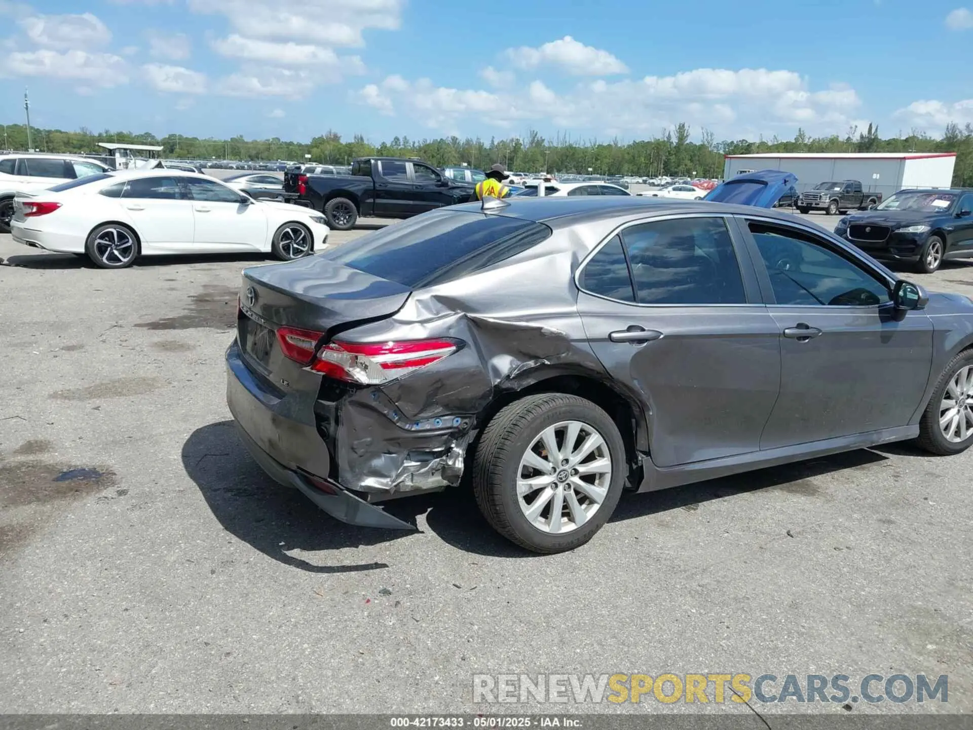 6 Photograph of a damaged car 4T1C11AK5LU997165 TOYOTA CAMRY 2020