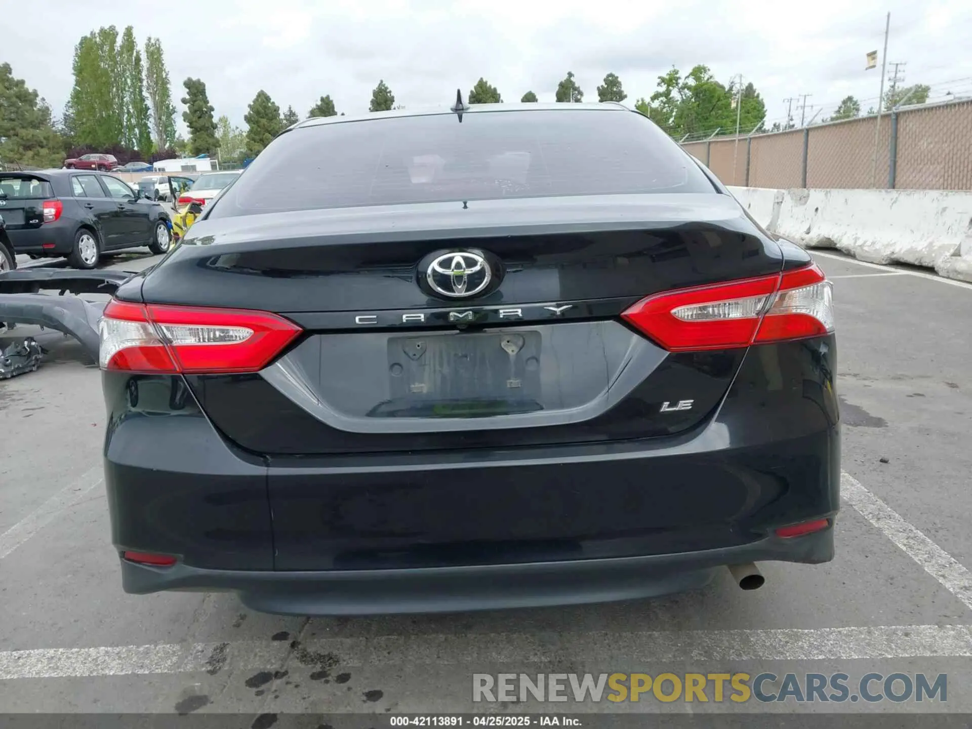 17 Photograph of a damaged car 4T1C11AK6LU330167 TOYOTA CAMRY 2020