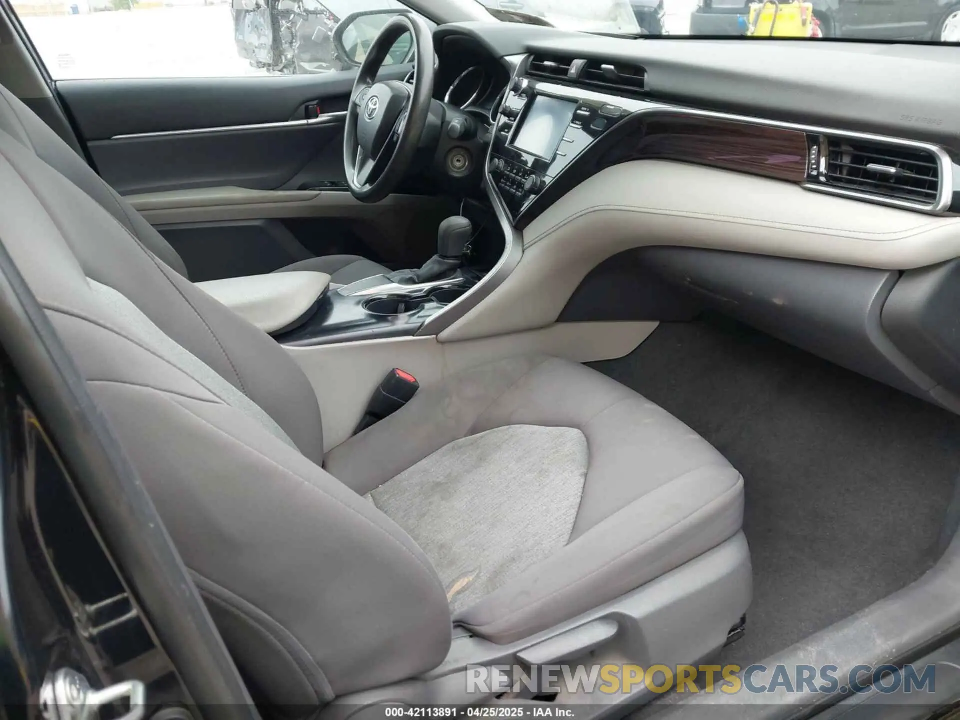 5 Photograph of a damaged car 4T1C11AK6LU330167 TOYOTA CAMRY 2020