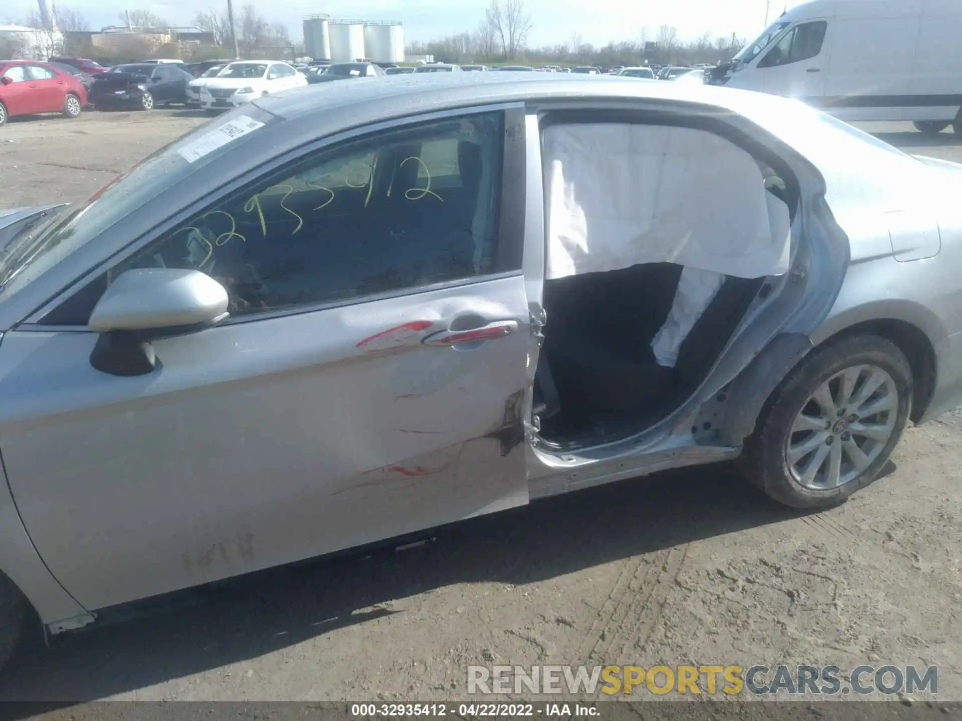 6 Photograph of a damaged car 4T1C11AK6LU395553 TOYOTA CAMRY 2020