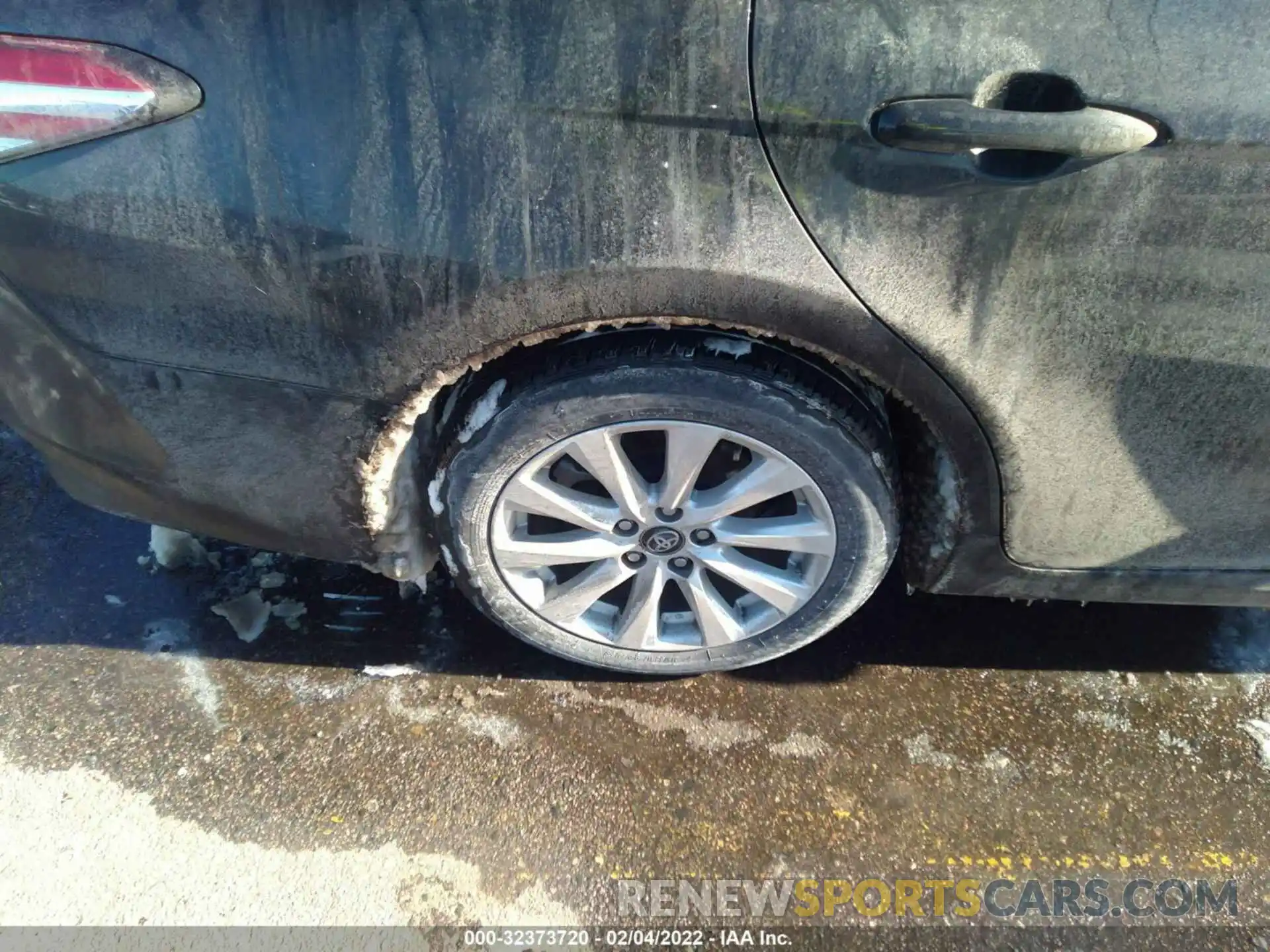 15 Photograph of a damaged car 4T1C11AK6LU915931 TOYOTA CAMRY 2020