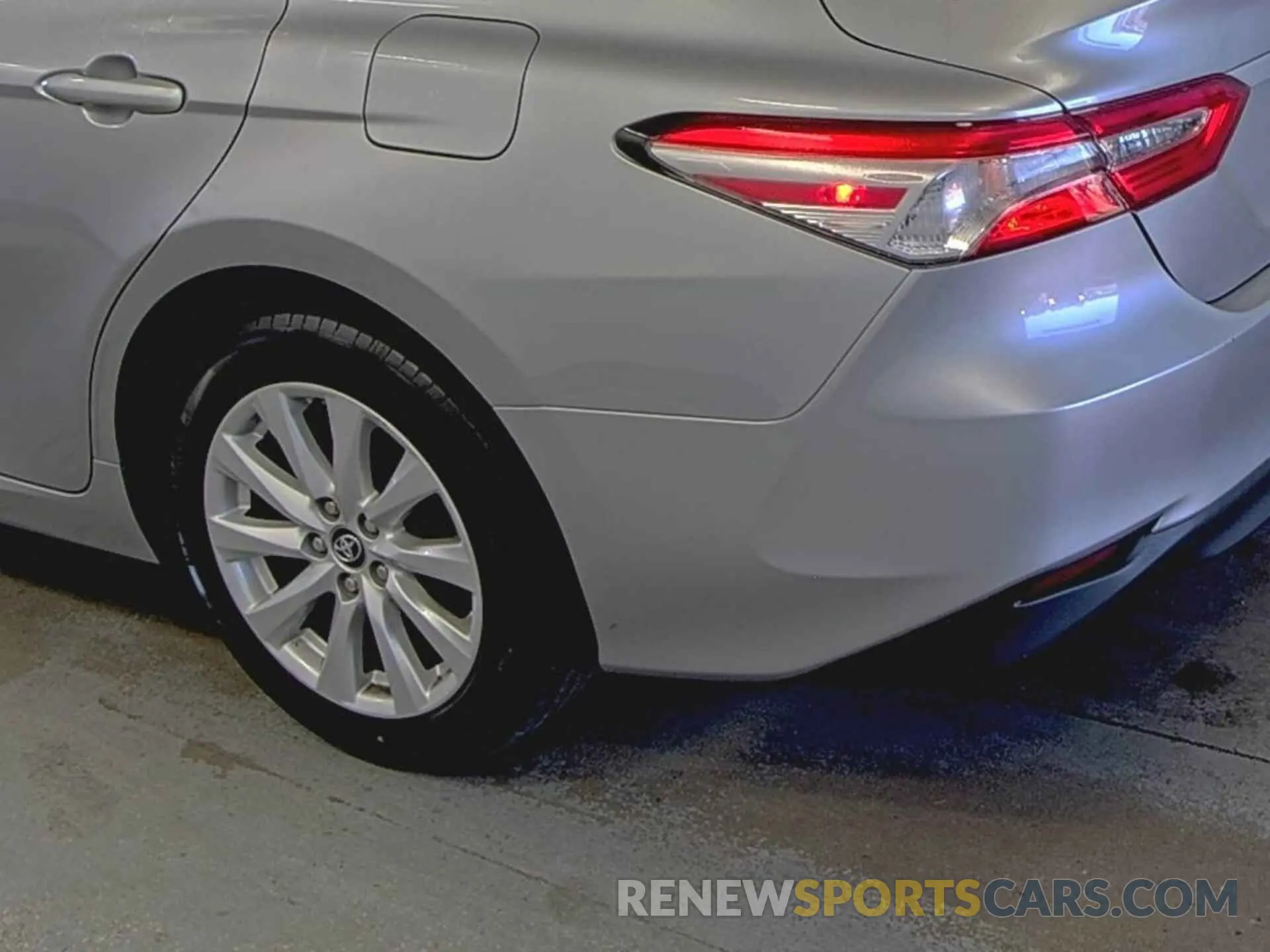 24 Photograph of a damaged car 4T1C11AK6LU918389 TOYOTA CAMRY 2020