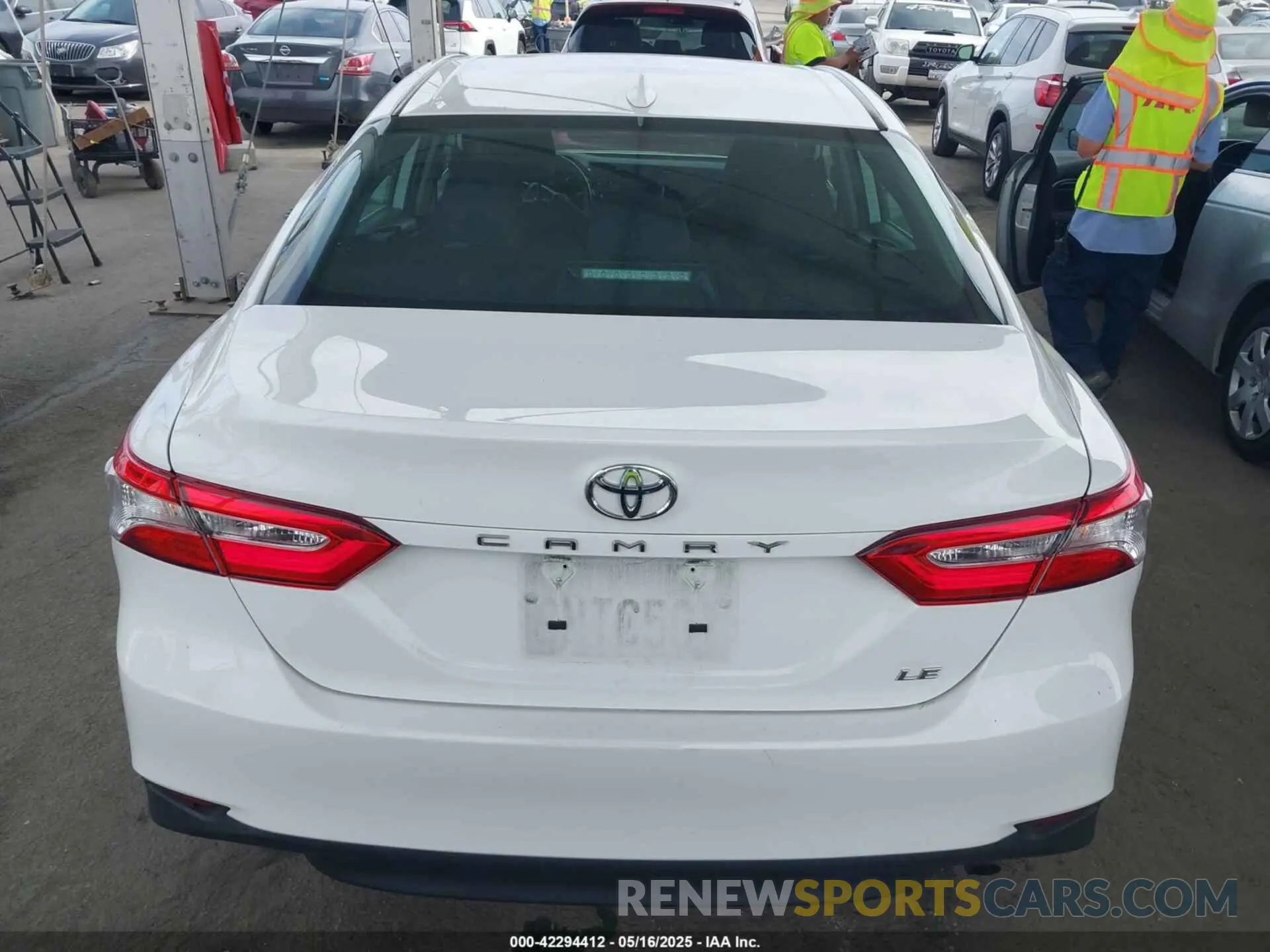 16 Photograph of a damaged car 4T1C11AK7LU319906 TOYOTA CAMRY 2020