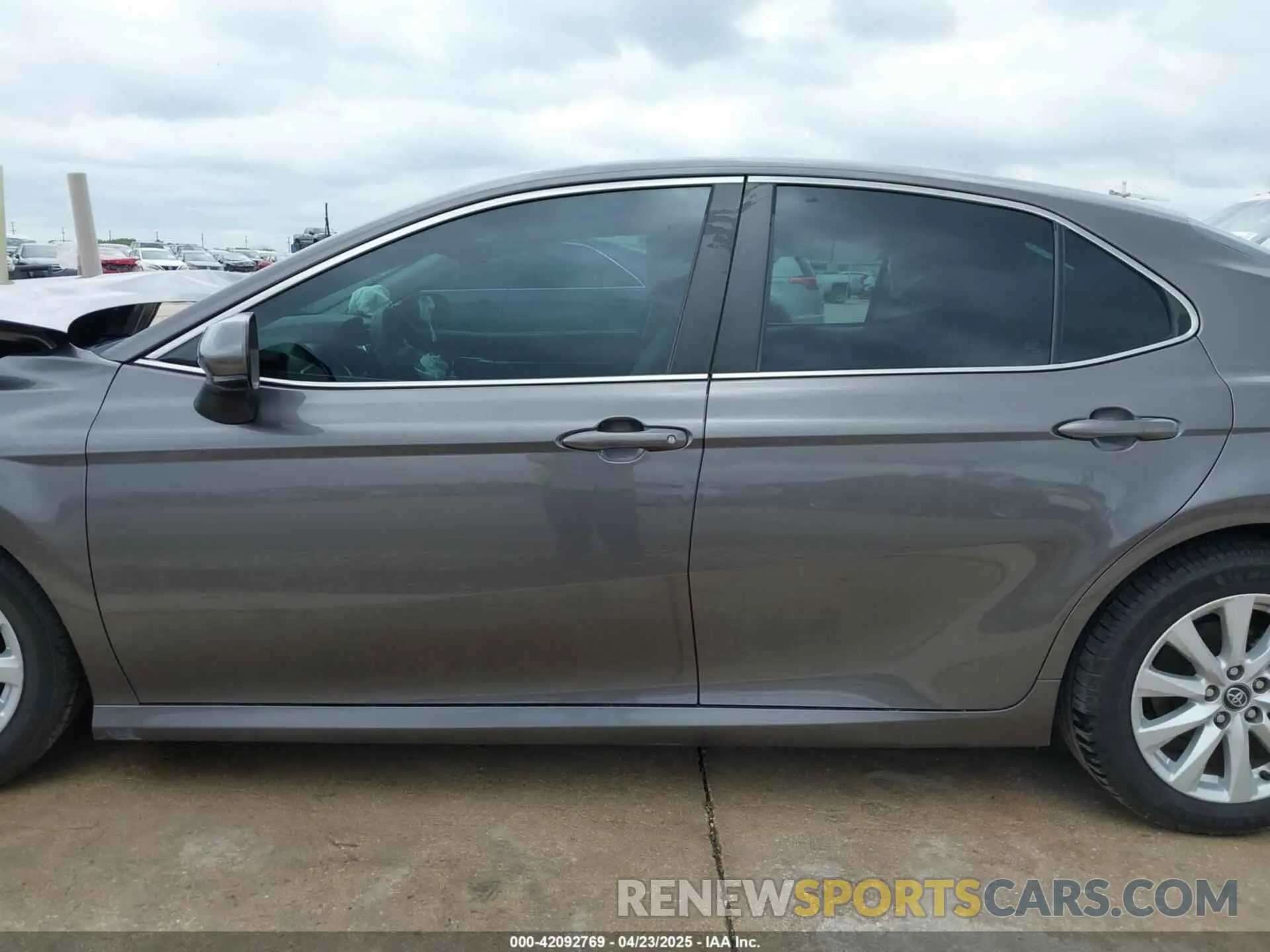 13 Photograph of a damaged car 4T1C11AK7LU860471 TOYOTA CAMRY 2020