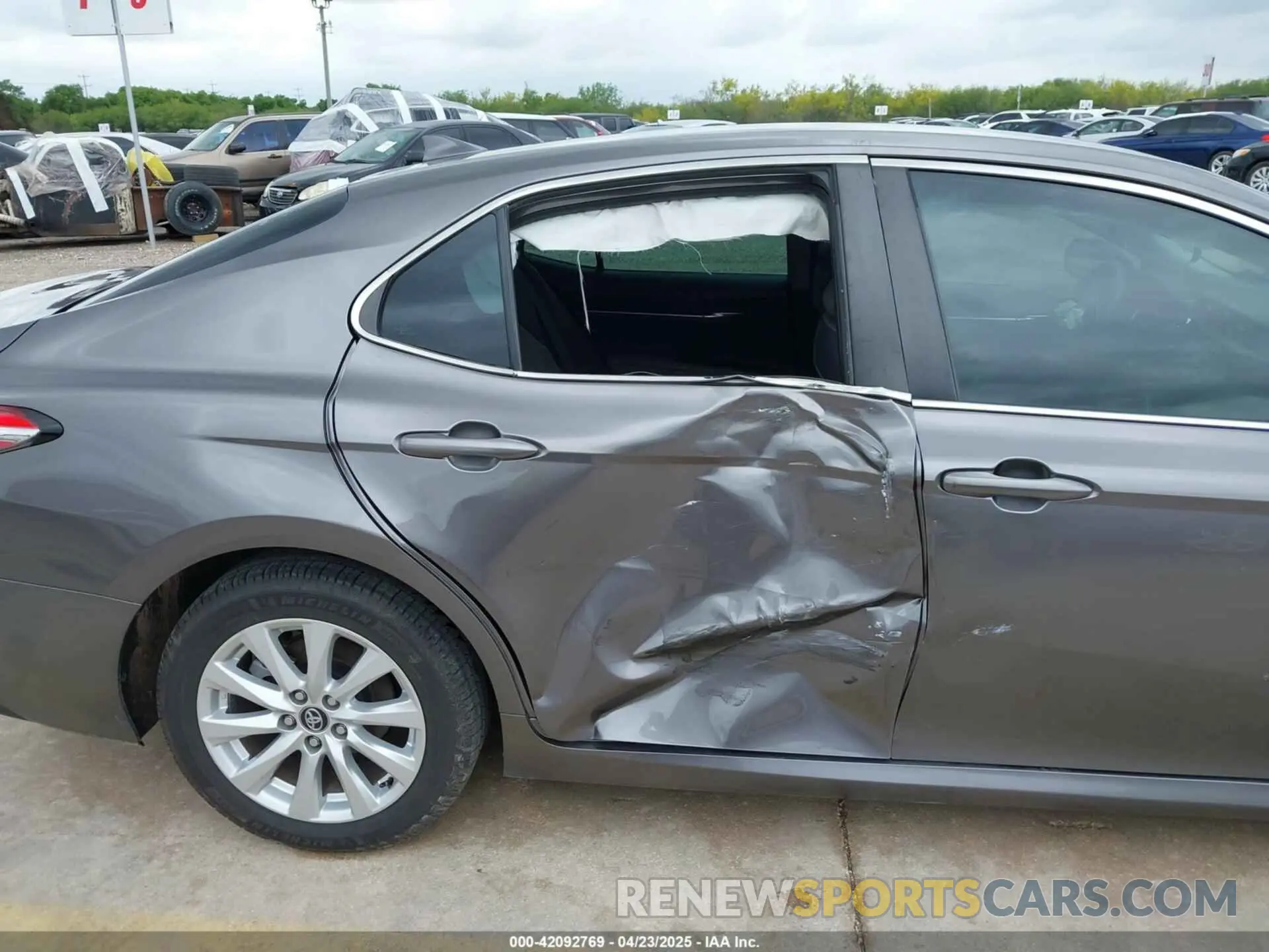 16 Photograph of a damaged car 4T1C11AK7LU860471 TOYOTA CAMRY 2020