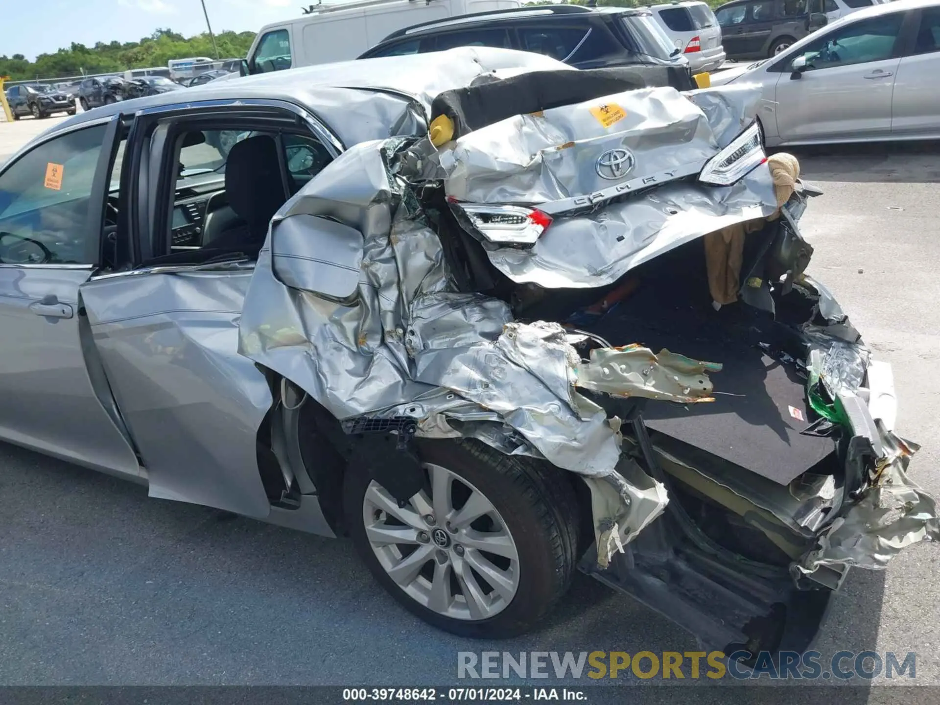 12 Photograph of a damaged car 4T1C11AK7LU893471 TOYOTA CAMRY 2020