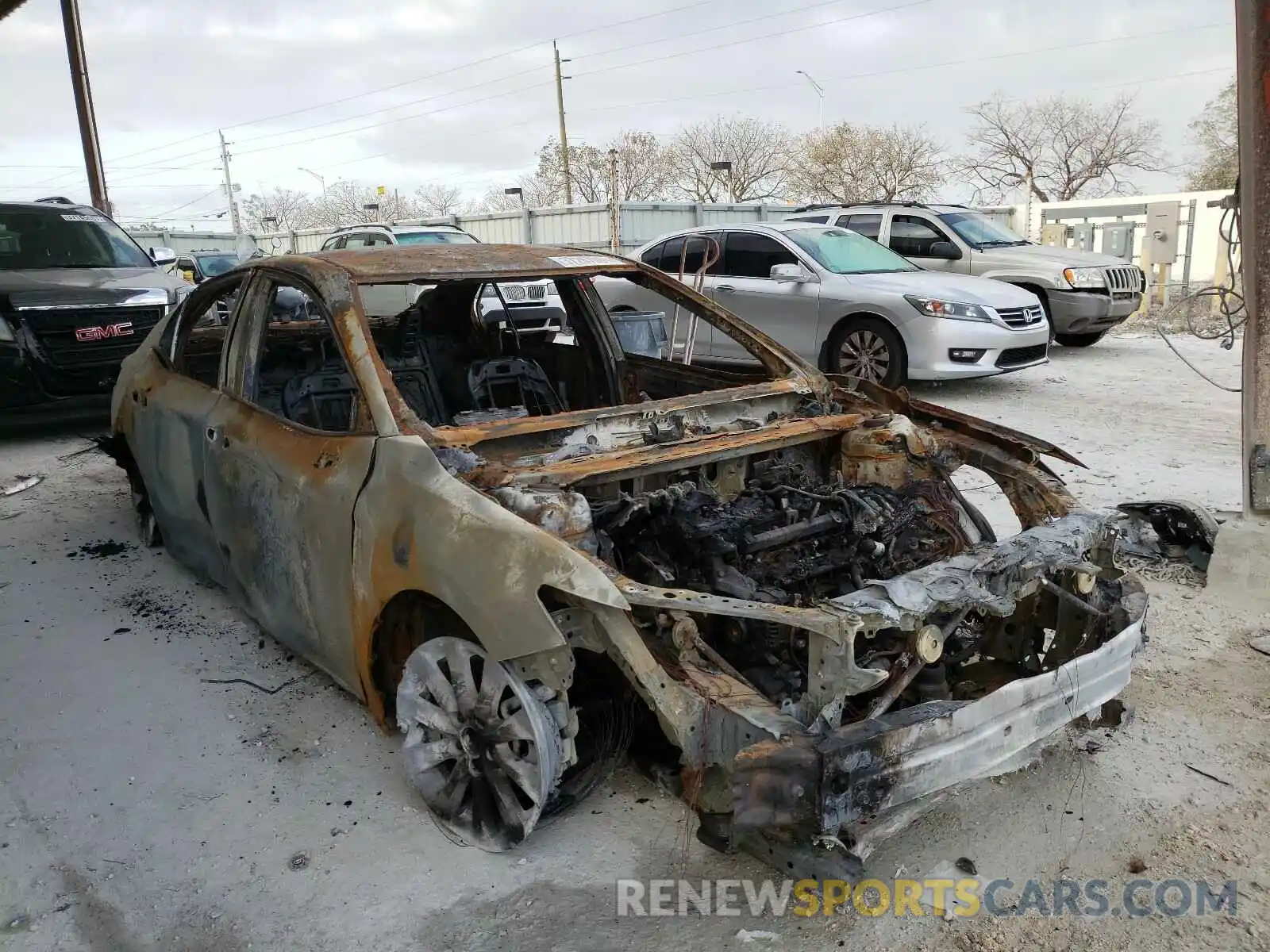 1 Photograph of a damaged car 4T1C11AK7LU909166 TOYOTA CAMRY 2020