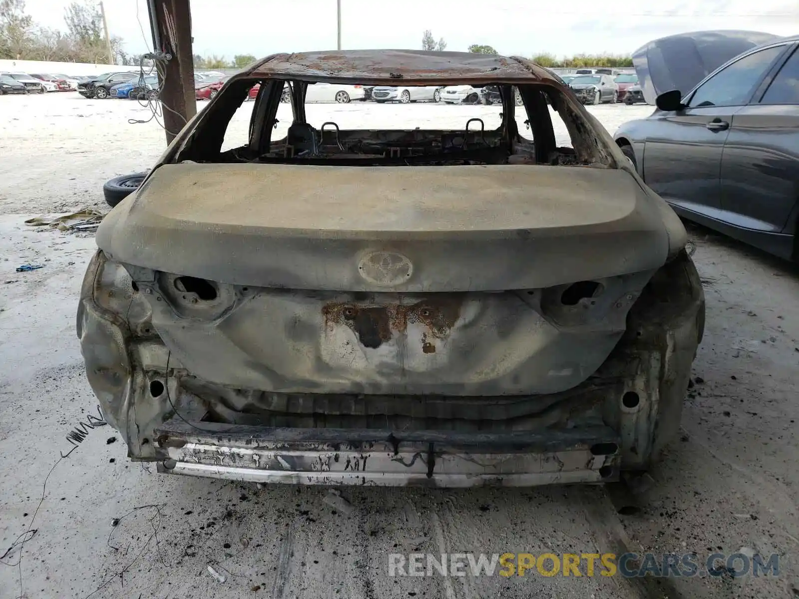 10 Photograph of a damaged car 4T1C11AK7LU909166 TOYOTA CAMRY 2020