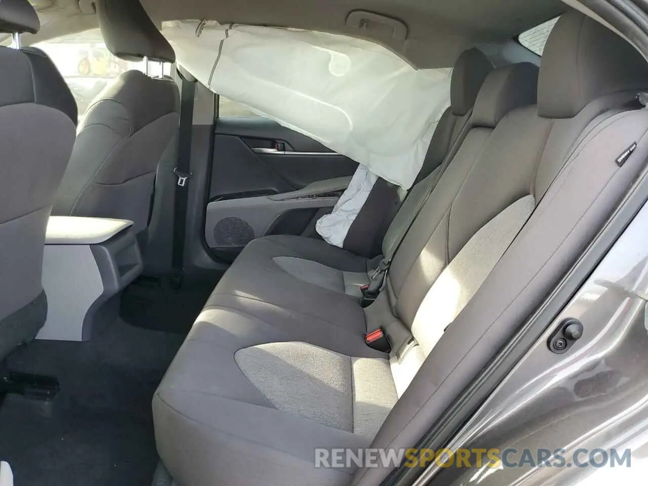 6 Photograph of a damaged car 4T1C11AK7LU975037 TOYOTA CAMRY 2020