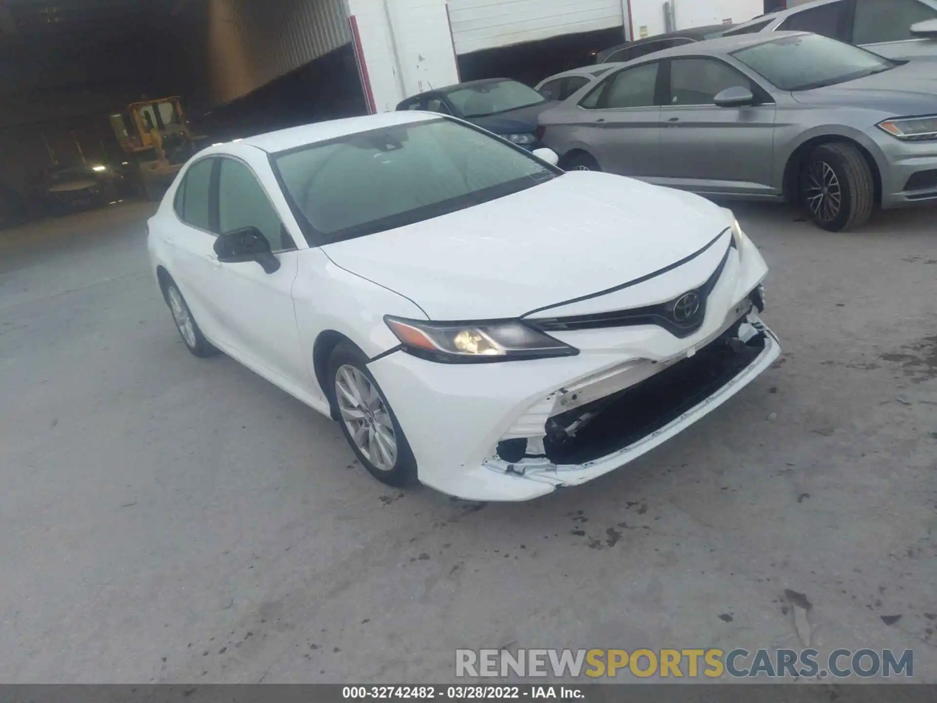 1 Photograph of a damaged car 4T1C11AK8LU346998 TOYOTA CAMRY 2020