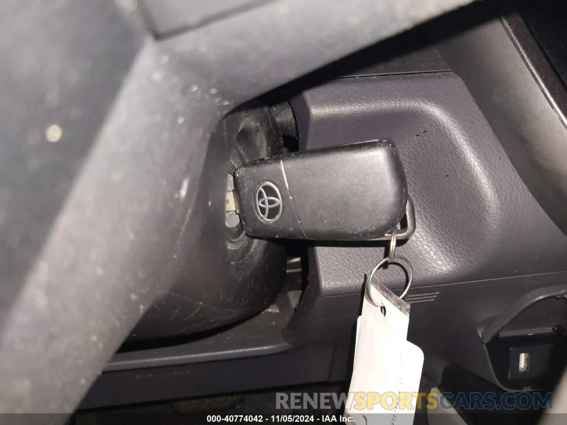 11 Photograph of a damaged car 4T1C11AK8LU389639 TOYOTA CAMRY 2020