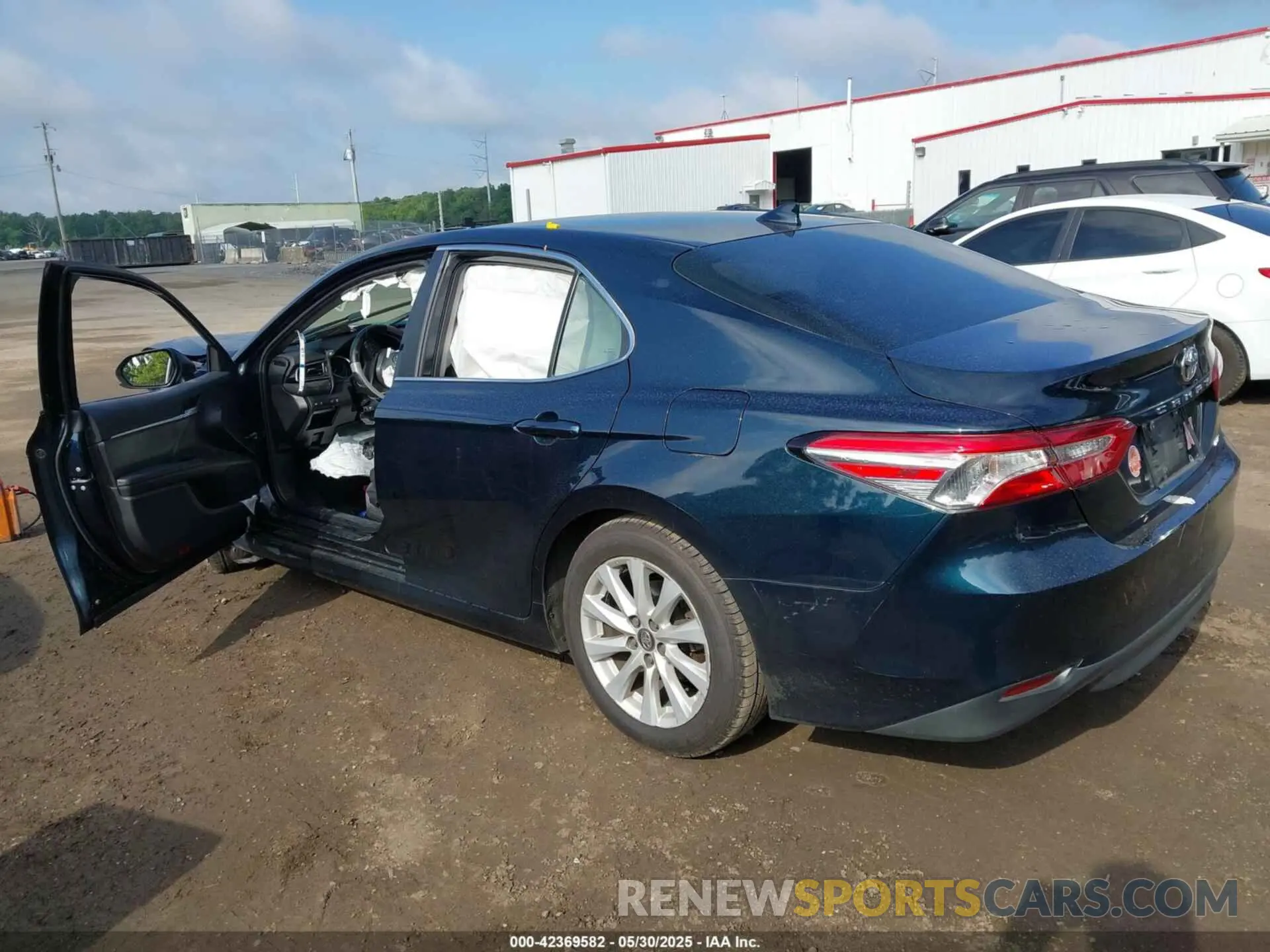 3 Photograph of a damaged car 4T1C11AK8LU871205 TOYOTA CAMRY 2020