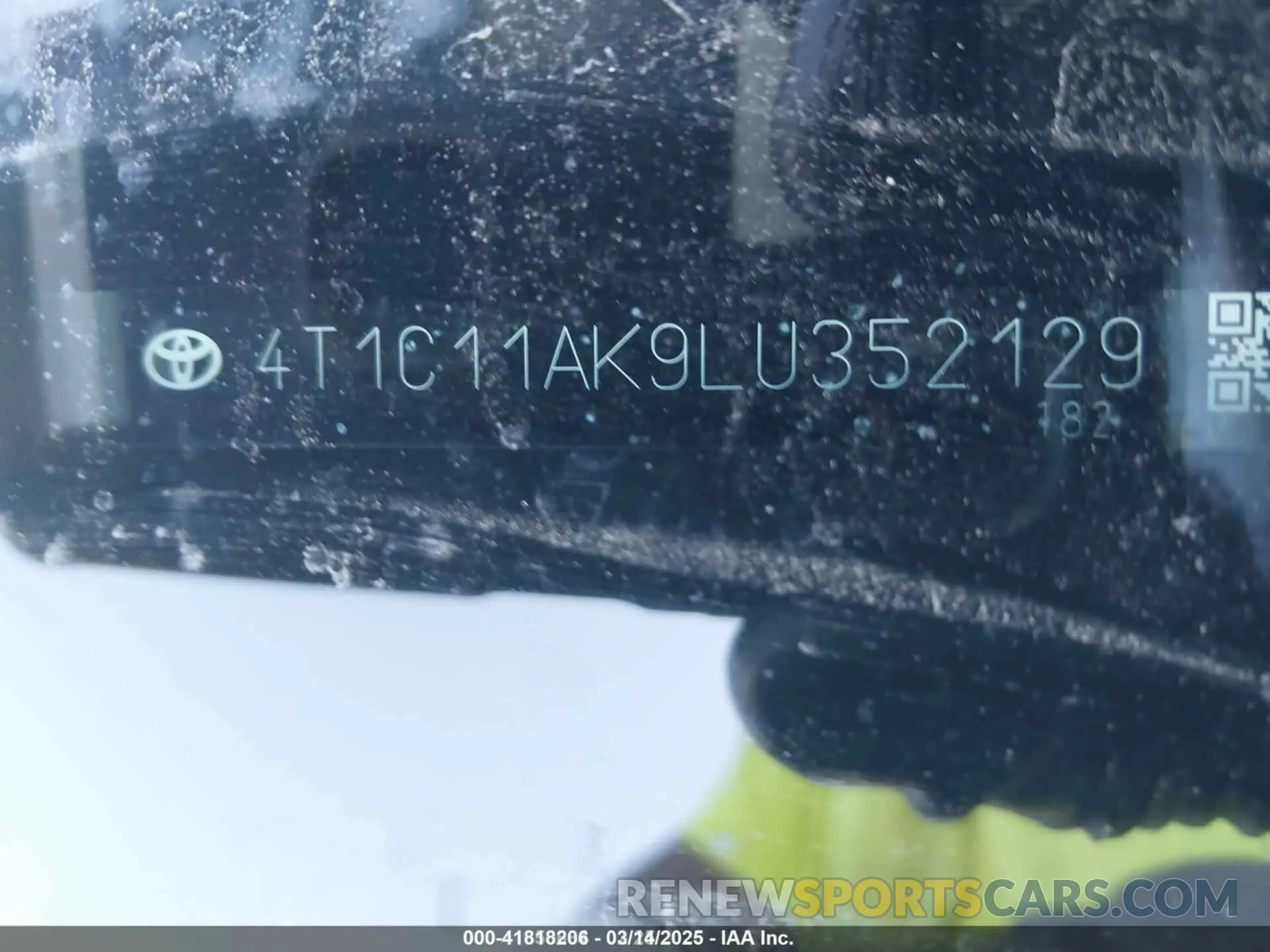9 Photograph of a damaged car 4T1C11AK9LU352129 TOYOTA CAMRY 2020
