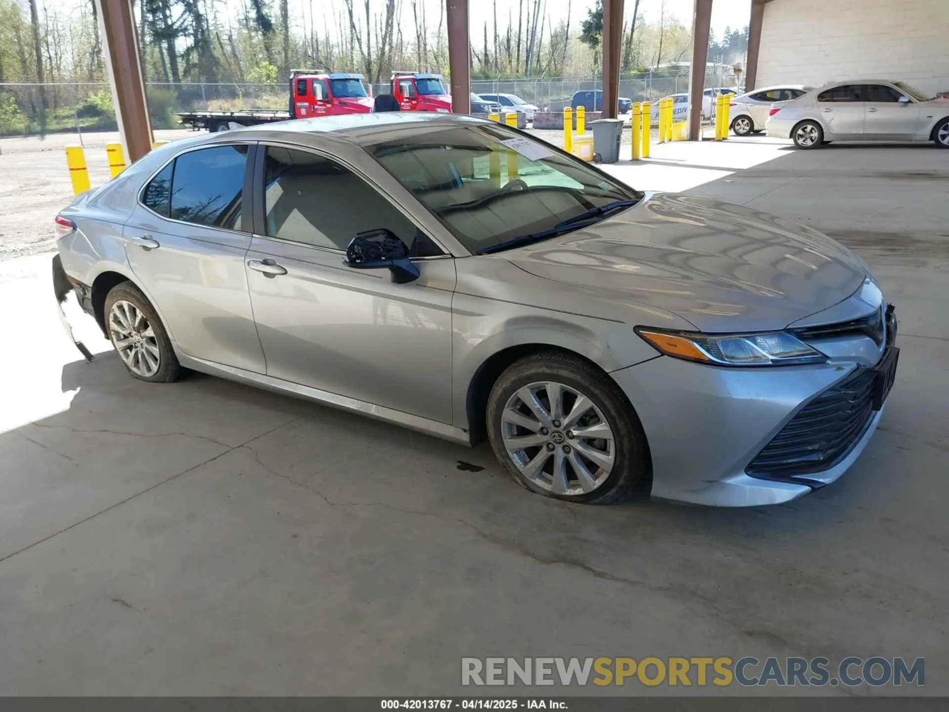 1 Photograph of a damaged car 4T1C11AKXLU381686 TOYOTA CAMRY 2020