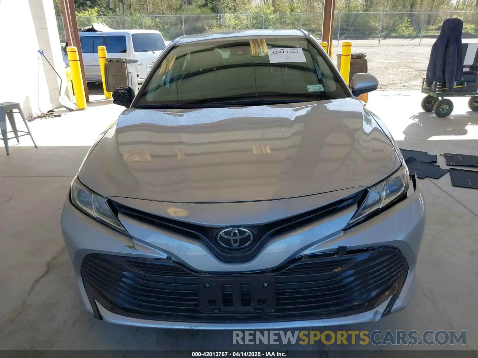 12 Photograph of a damaged car 4T1C11AKXLU381686 TOYOTA CAMRY 2020