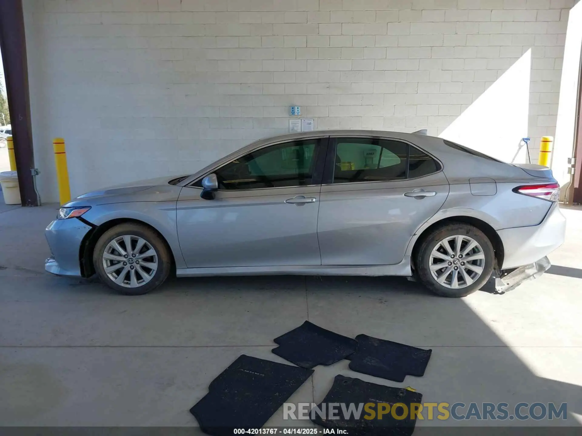 14 Photograph of a damaged car 4T1C11AKXLU381686 TOYOTA CAMRY 2020