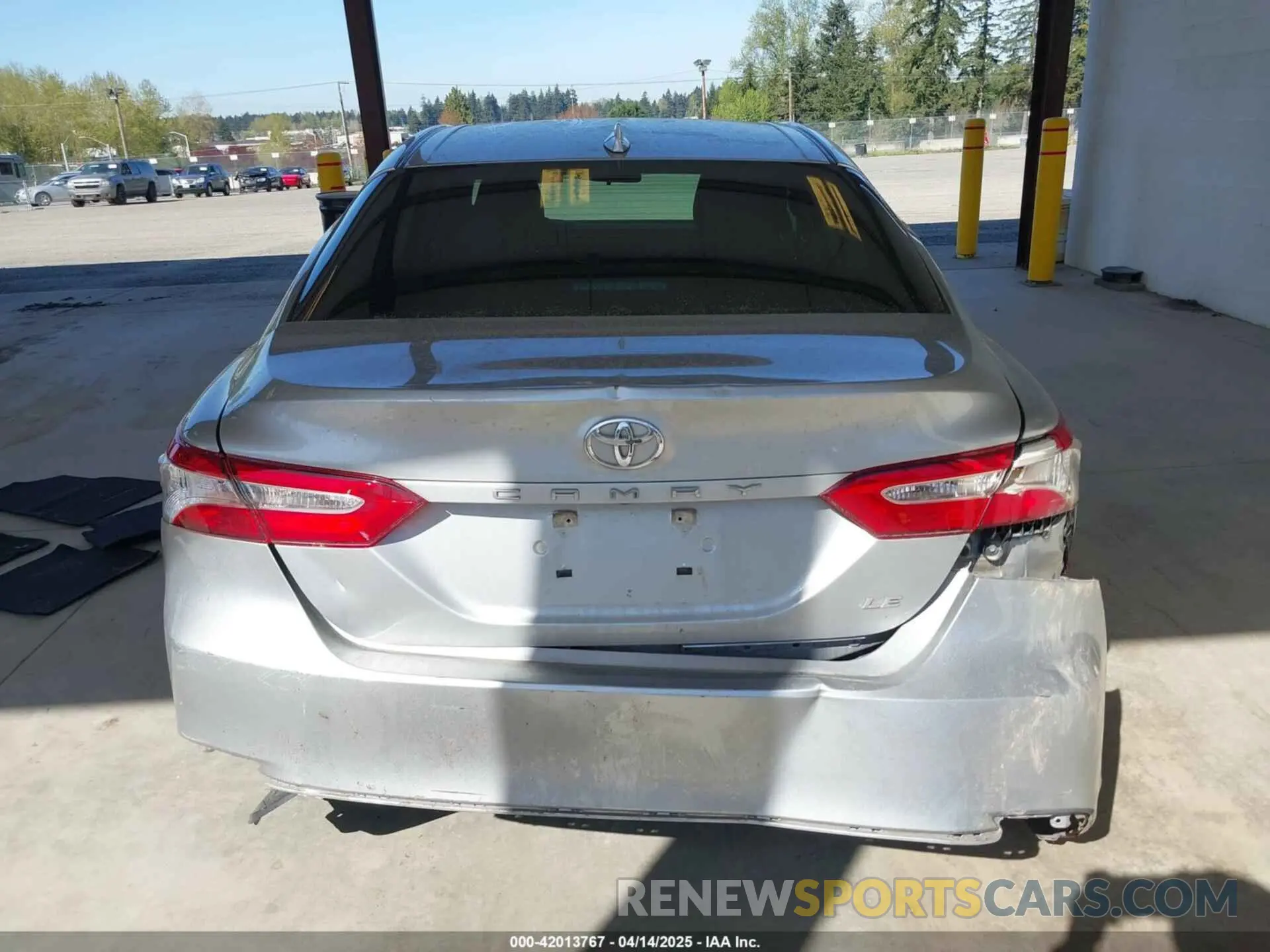 16 Photograph of a damaged car 4T1C11AKXLU381686 TOYOTA CAMRY 2020