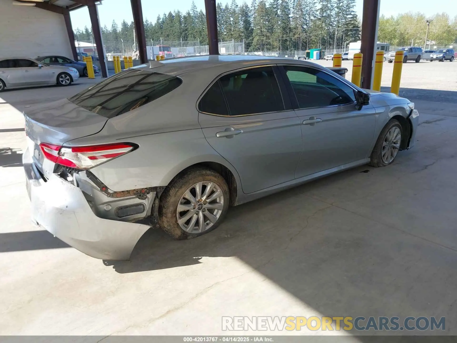 4 Photograph of a damaged car 4T1C11AKXLU381686 TOYOTA CAMRY 2020