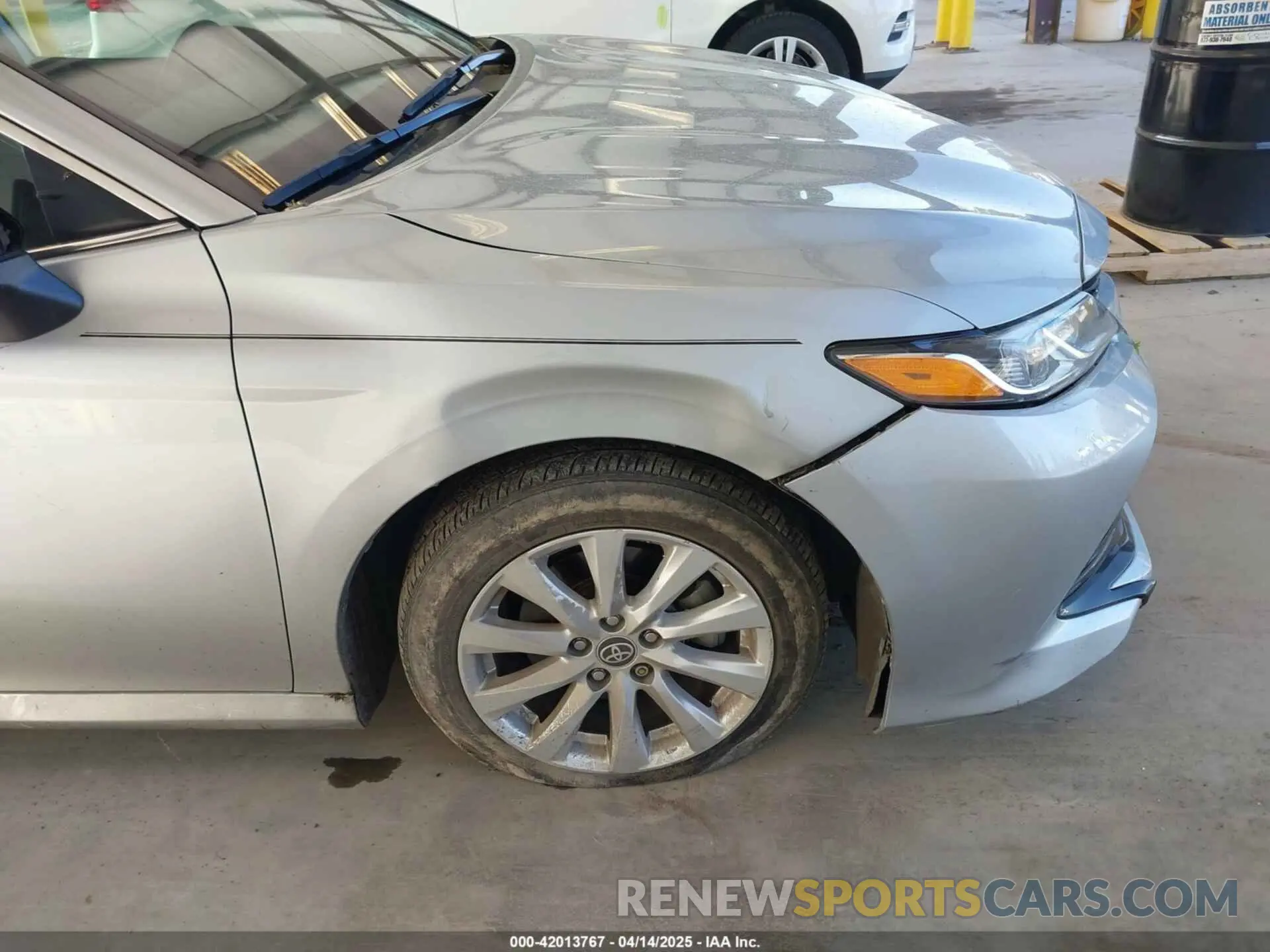 6 Photograph of a damaged car 4T1C11AKXLU381686 TOYOTA CAMRY 2020