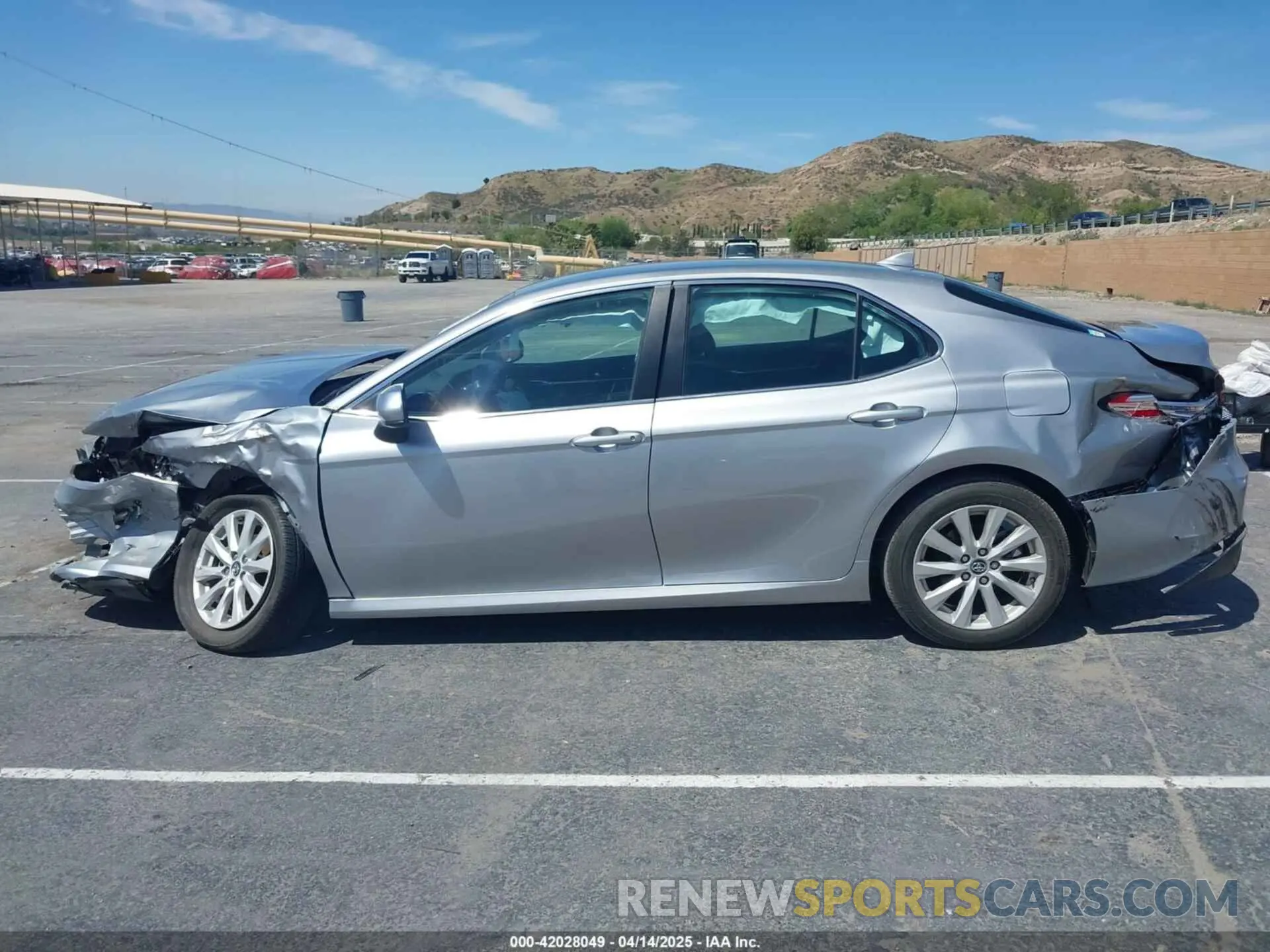 14 Photograph of a damaged car 4T1C11AKXLU863705 TOYOTA CAMRY 2020