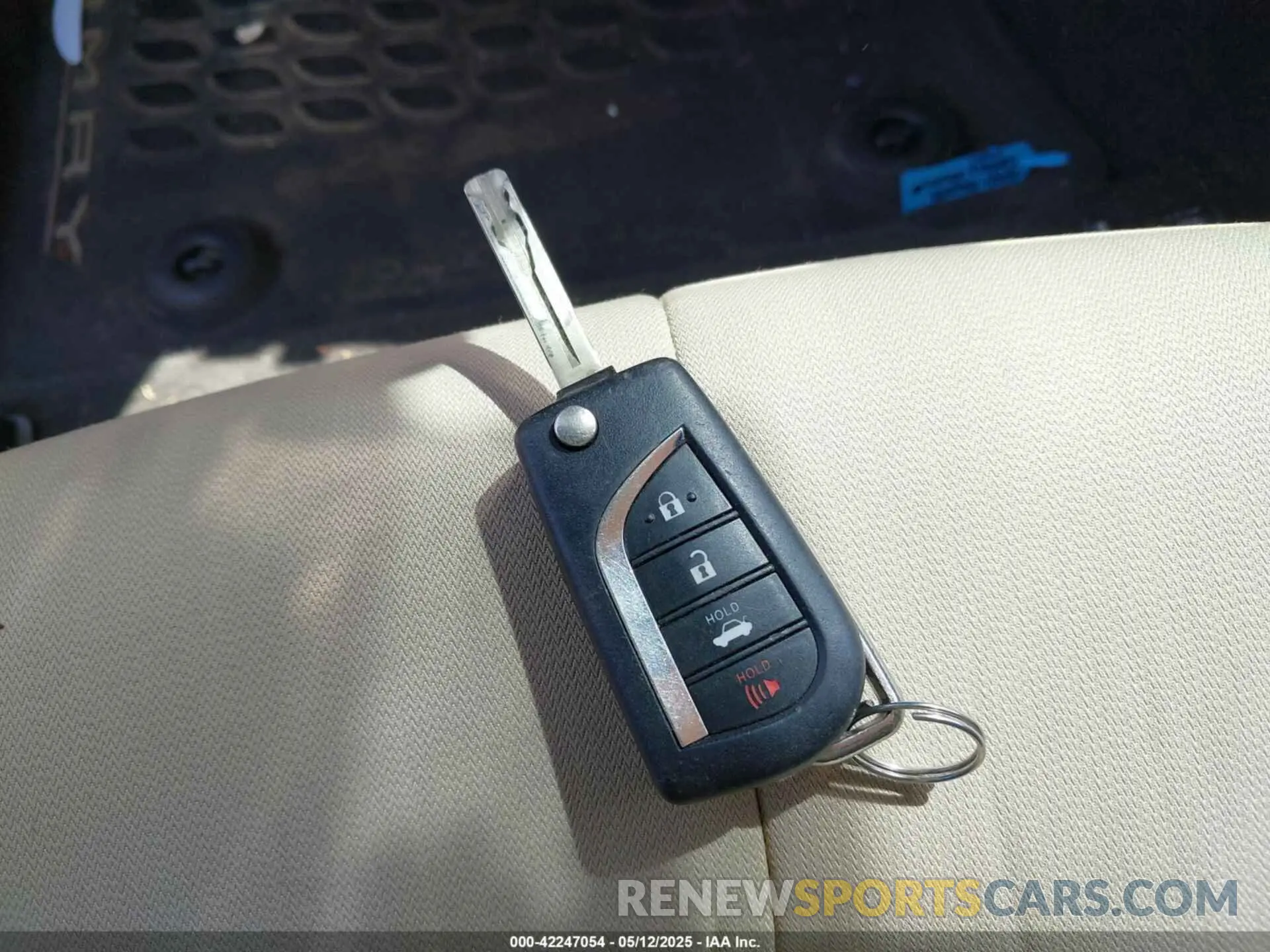 11 Photograph of a damaged car 4T1C11BK1LU009975 TOYOTA CAMRY 2020