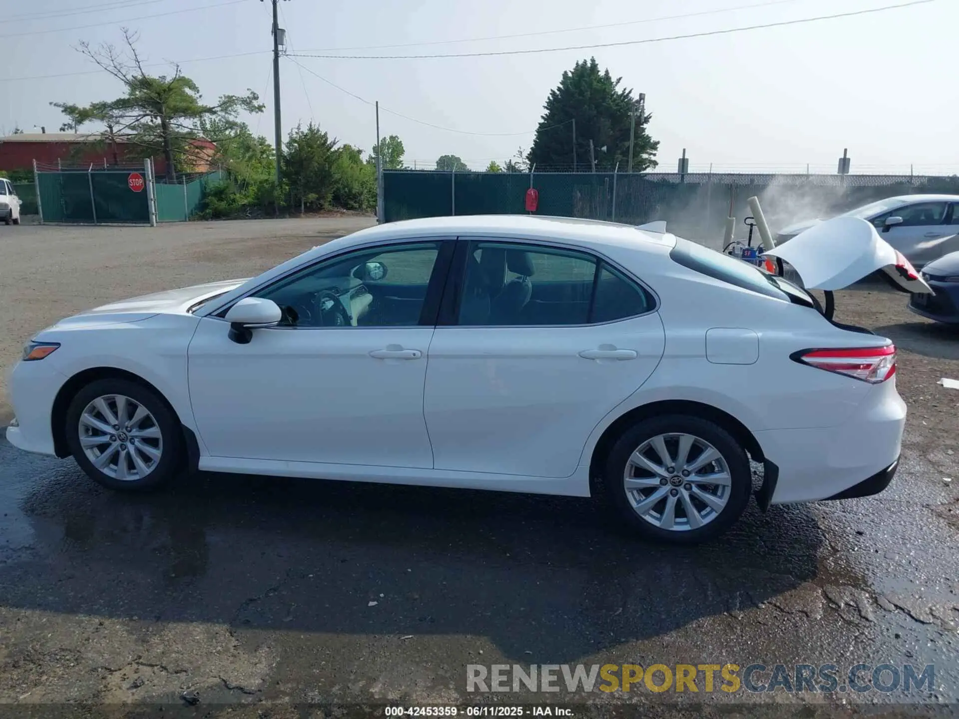 14 Photograph of a damaged car 4T1C11BK4LU010585 TOYOTA CAMRY 2020
