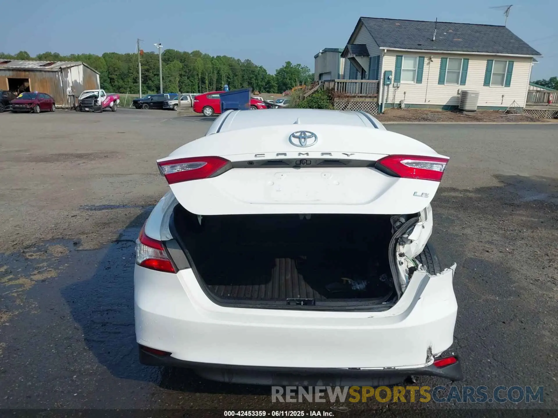 16 Photograph of a damaged car 4T1C11BK4LU010585 TOYOTA CAMRY 2020