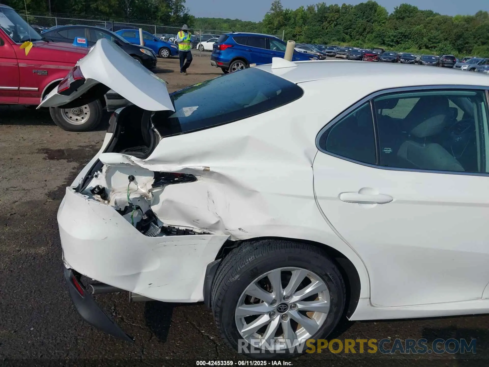 17 Photograph of a damaged car 4T1C11BK4LU010585 TOYOTA CAMRY 2020