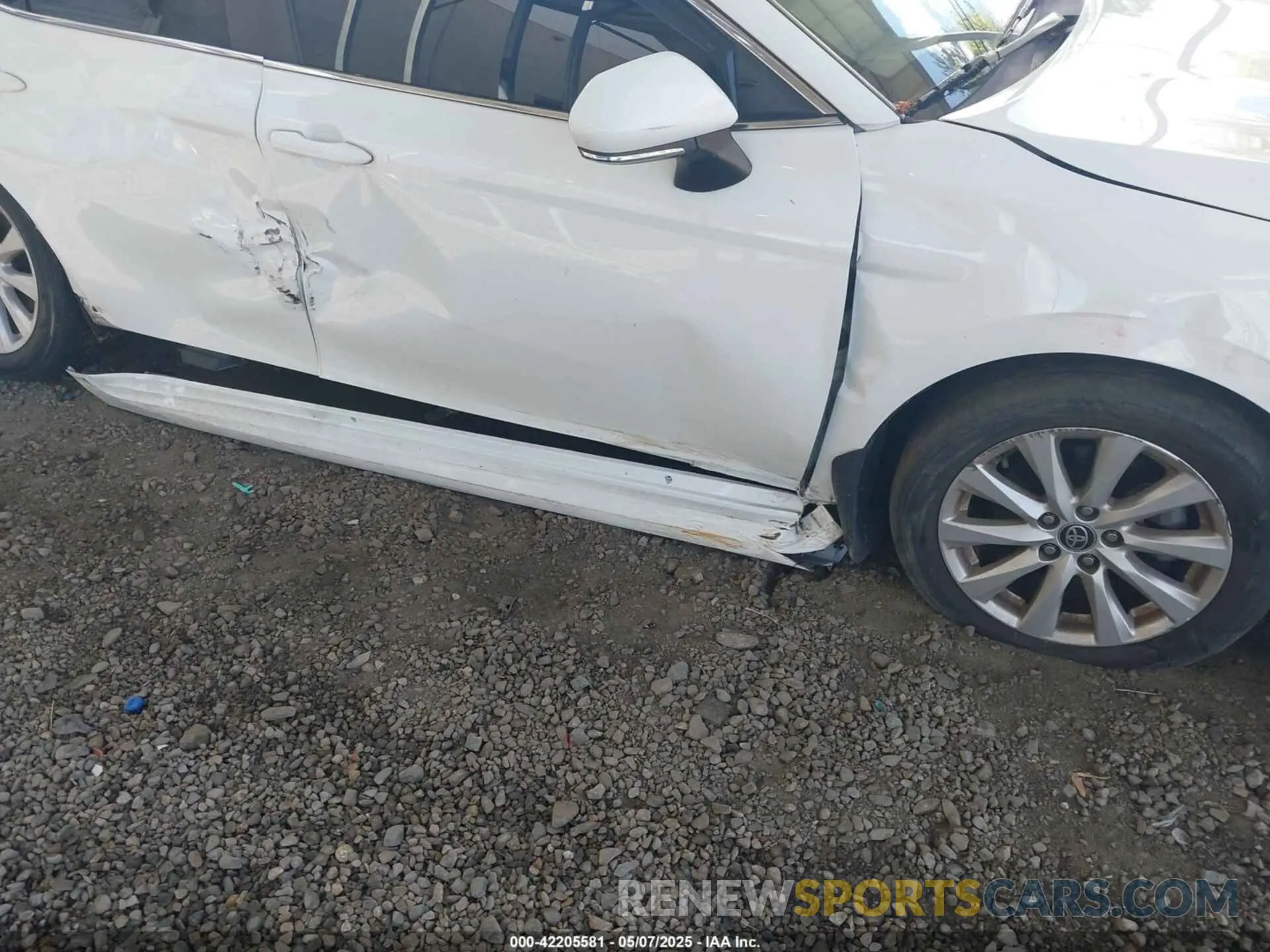 17 Photograph of a damaged car 4T1C11BK9LU007164 TOYOTA CAMRY 2020