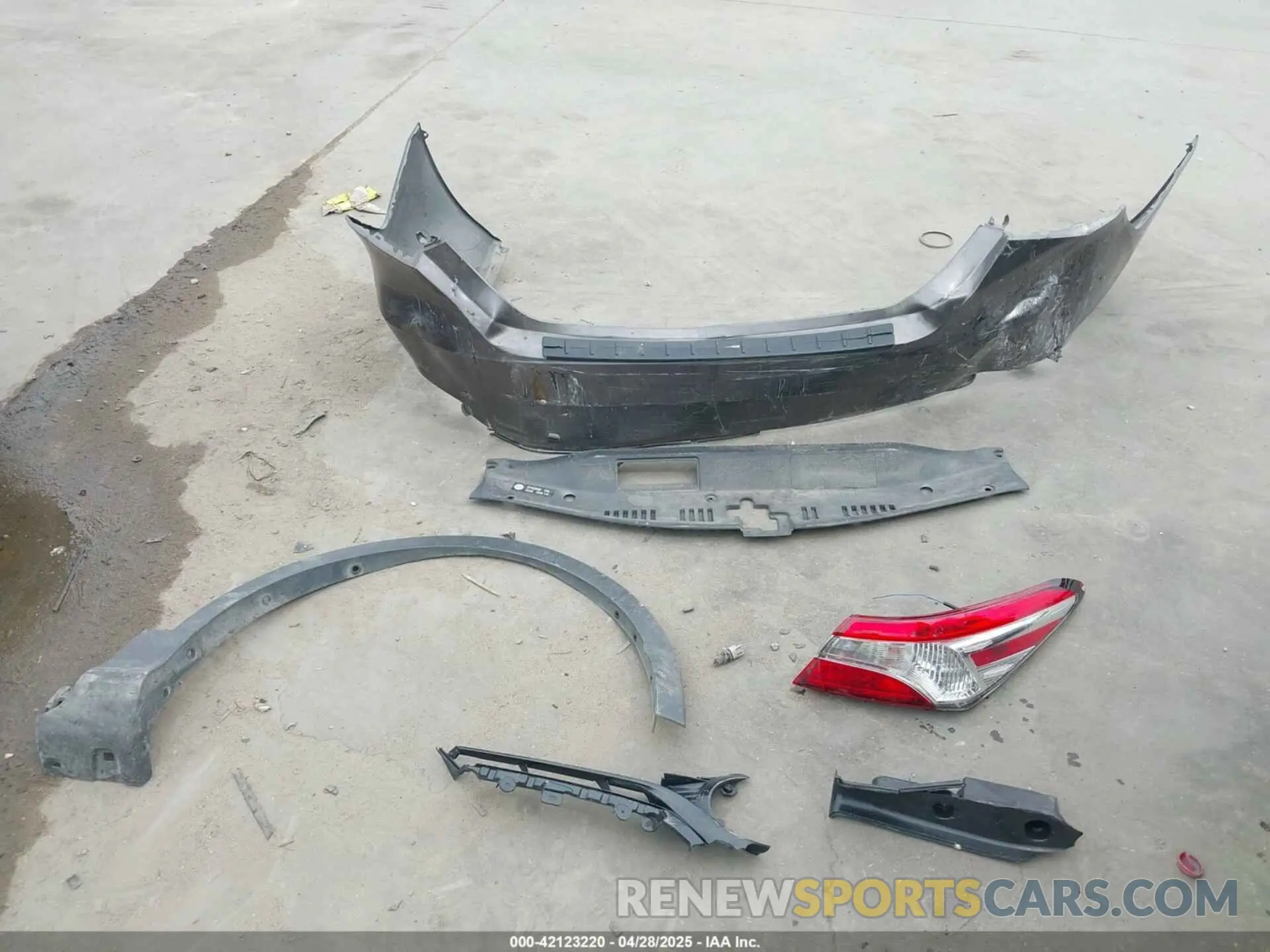 12 Photograph of a damaged car 4T1C31AK0LU523389 TOYOTA CAMRY 2020