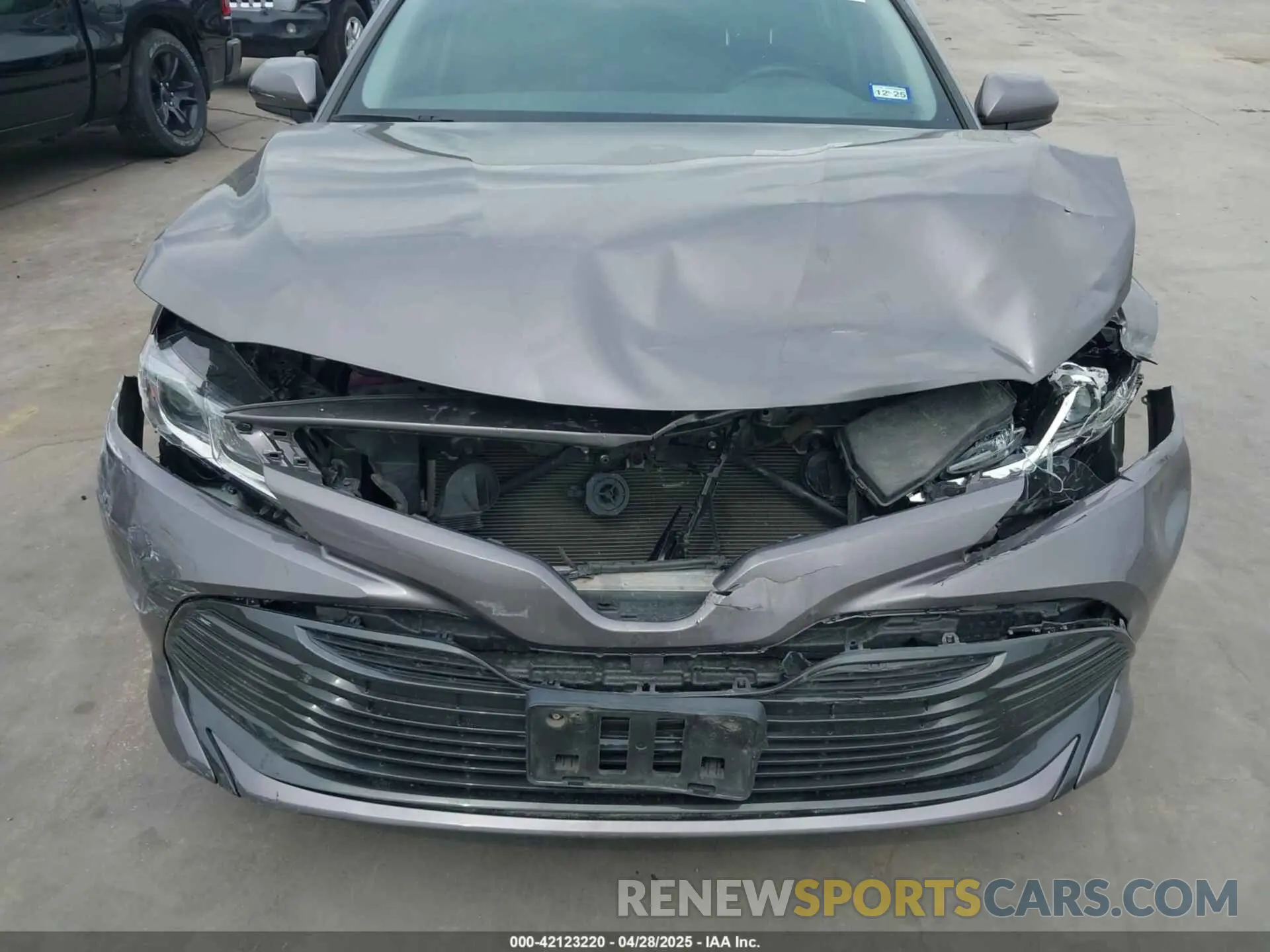 18 Photograph of a damaged car 4T1C31AK0LU523389 TOYOTA CAMRY 2020