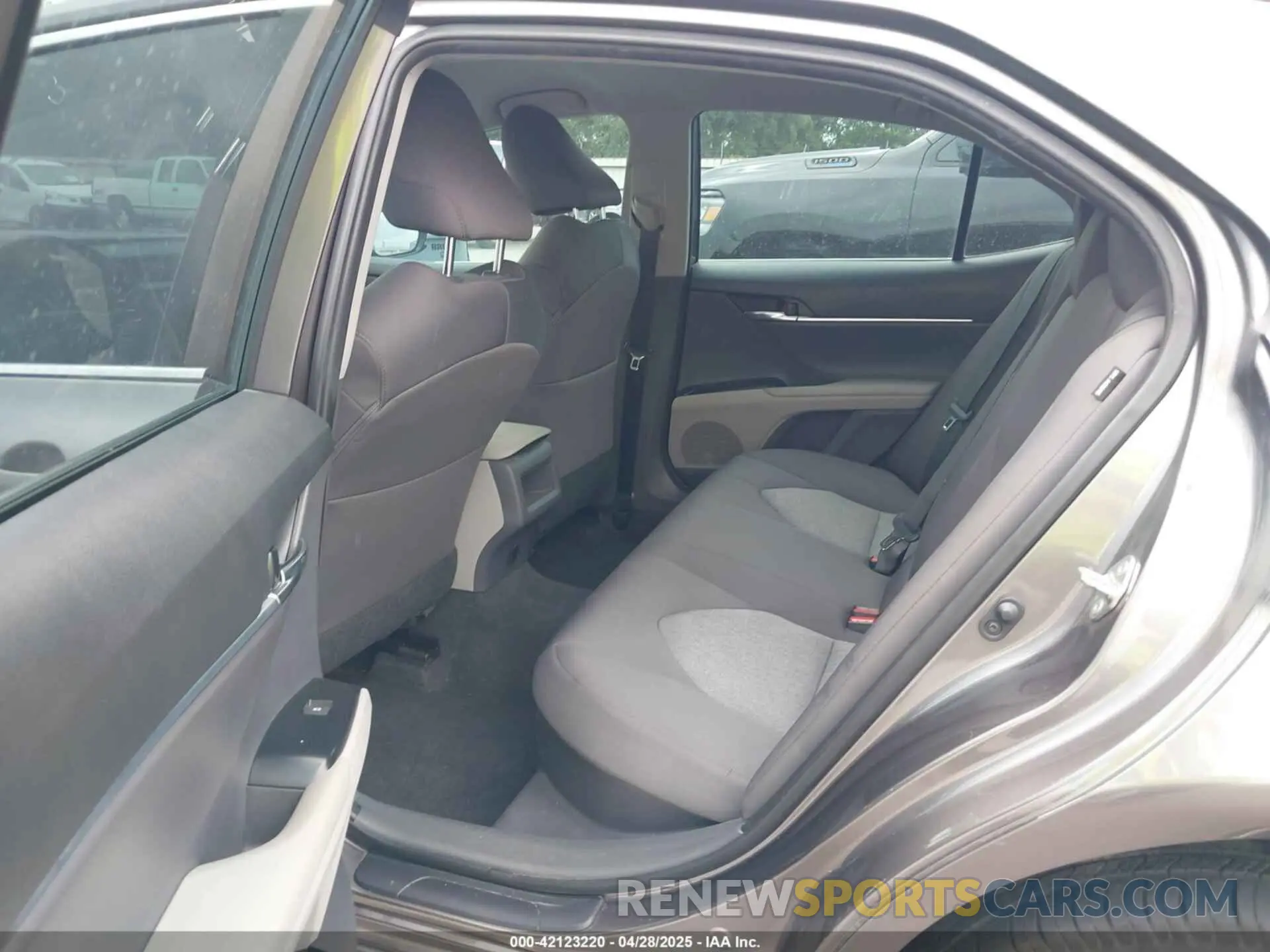 8 Photograph of a damaged car 4T1C31AK0LU523389 TOYOTA CAMRY 2020