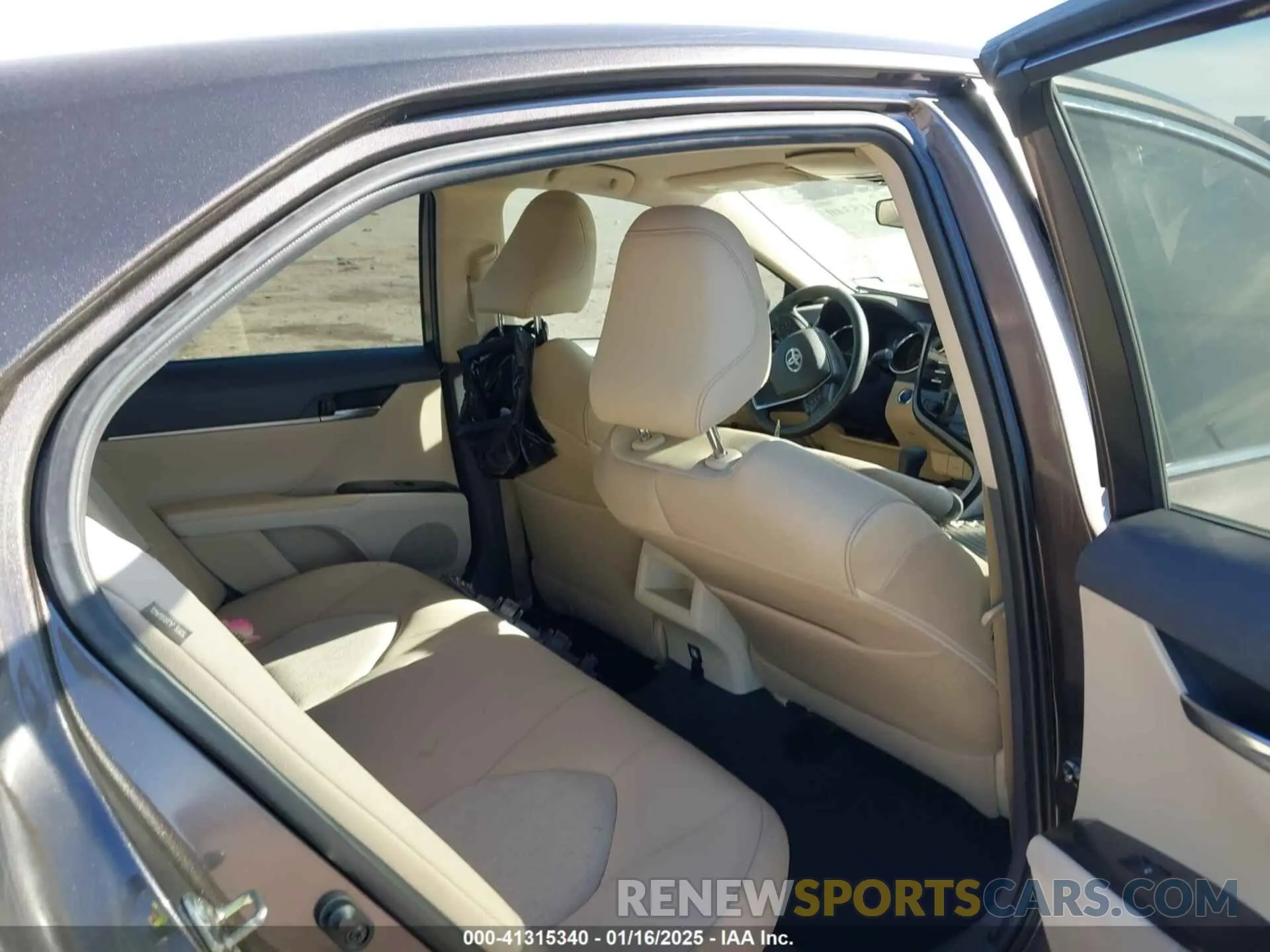 8 Photograph of a damaged car 4T1C31AKXLU011400 TOYOTA CAMRY 2020