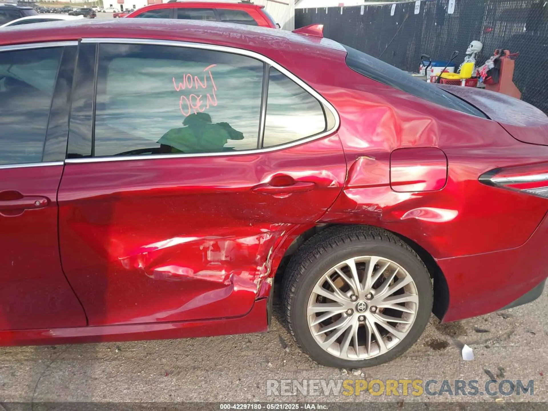 6 Photograph of a damaged car 4T1F11AK0LU388143 TOYOTA CAMRY 2020