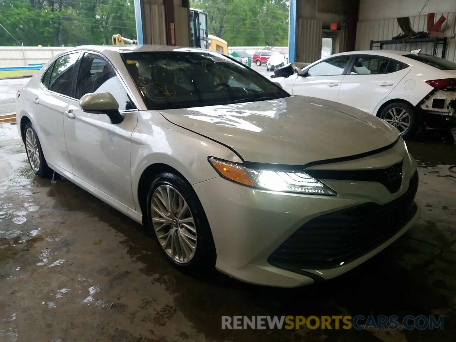 1 Photograph of a damaged car 4T1F11AK1LU305349 TOYOTA CAMRY 2020