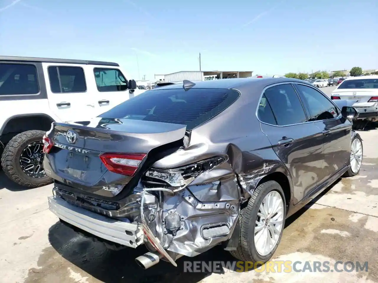 4 Photograph of a damaged car 4T1F11AK1LU995748 TOYOTA CAMRY 2020