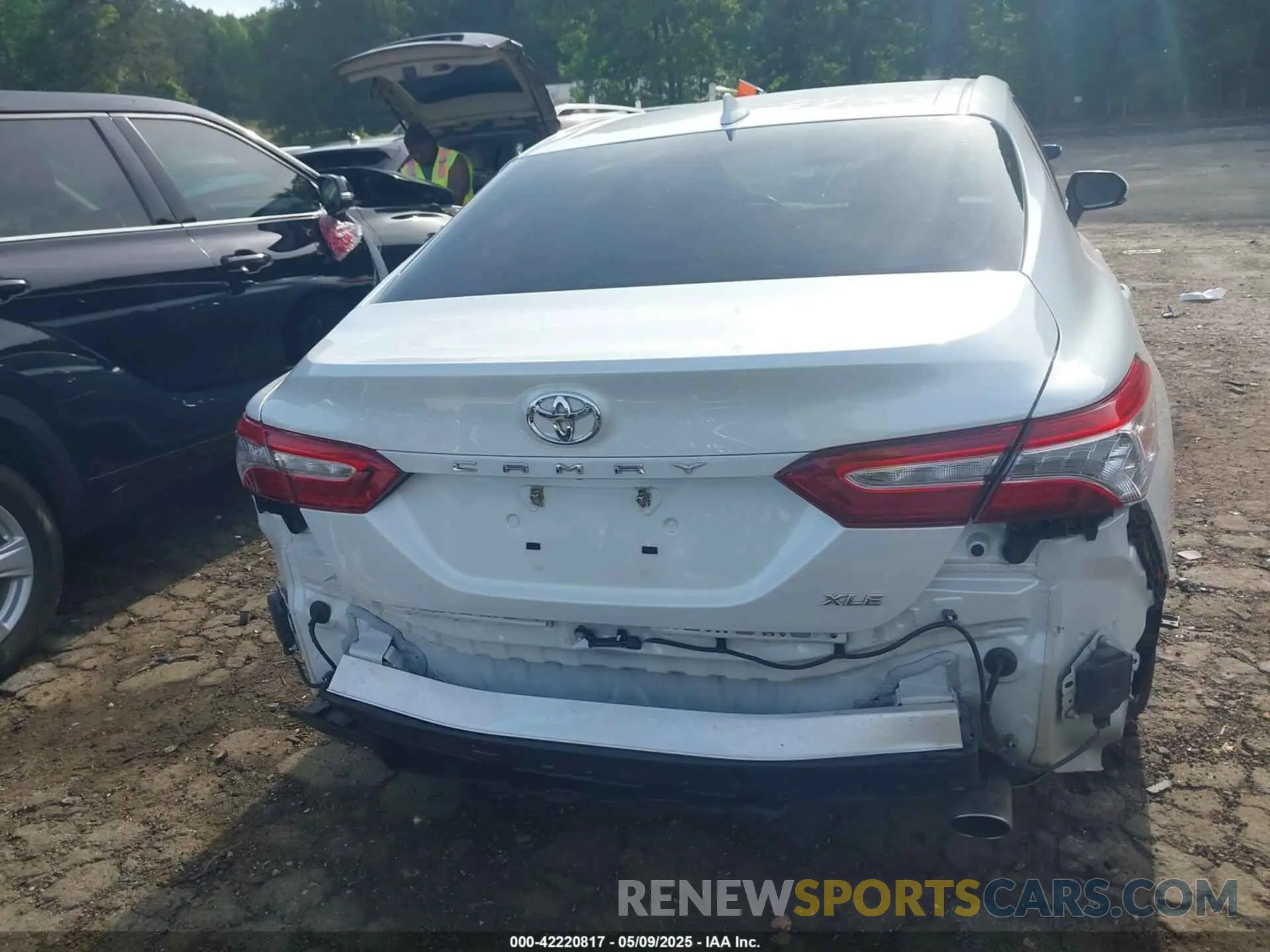 17 Photograph of a damaged car 4T1F11AK1LU996222 TOYOTA CAMRY 2020