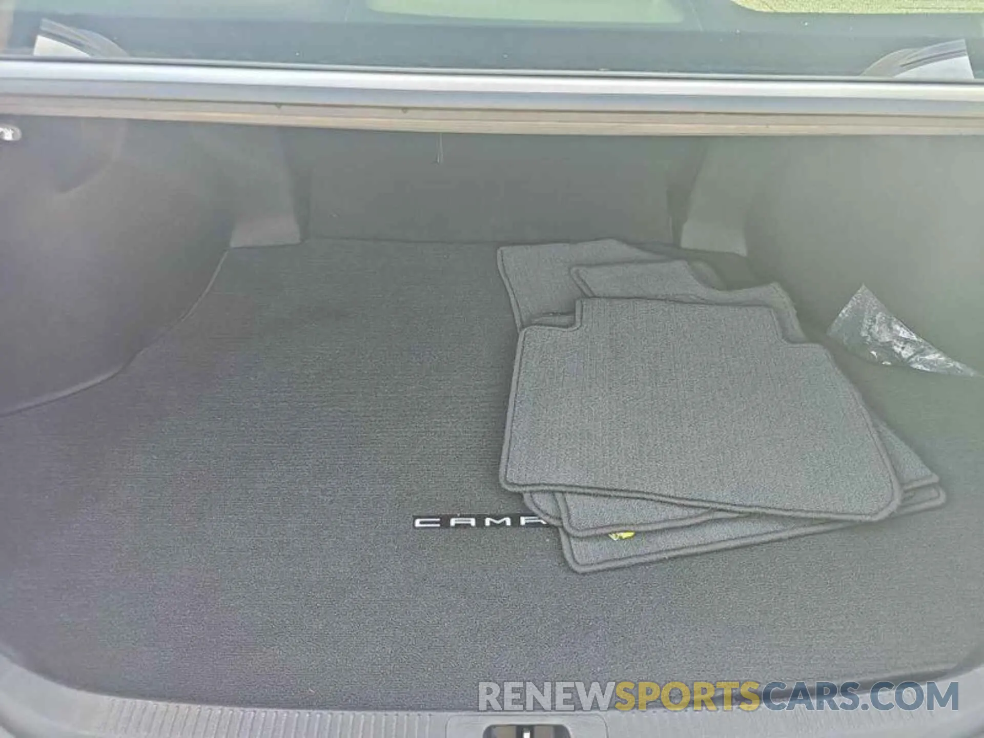 10 Photograph of a damaged car 4T1F11AK3LU947135 TOYOTA CAMRY 2020