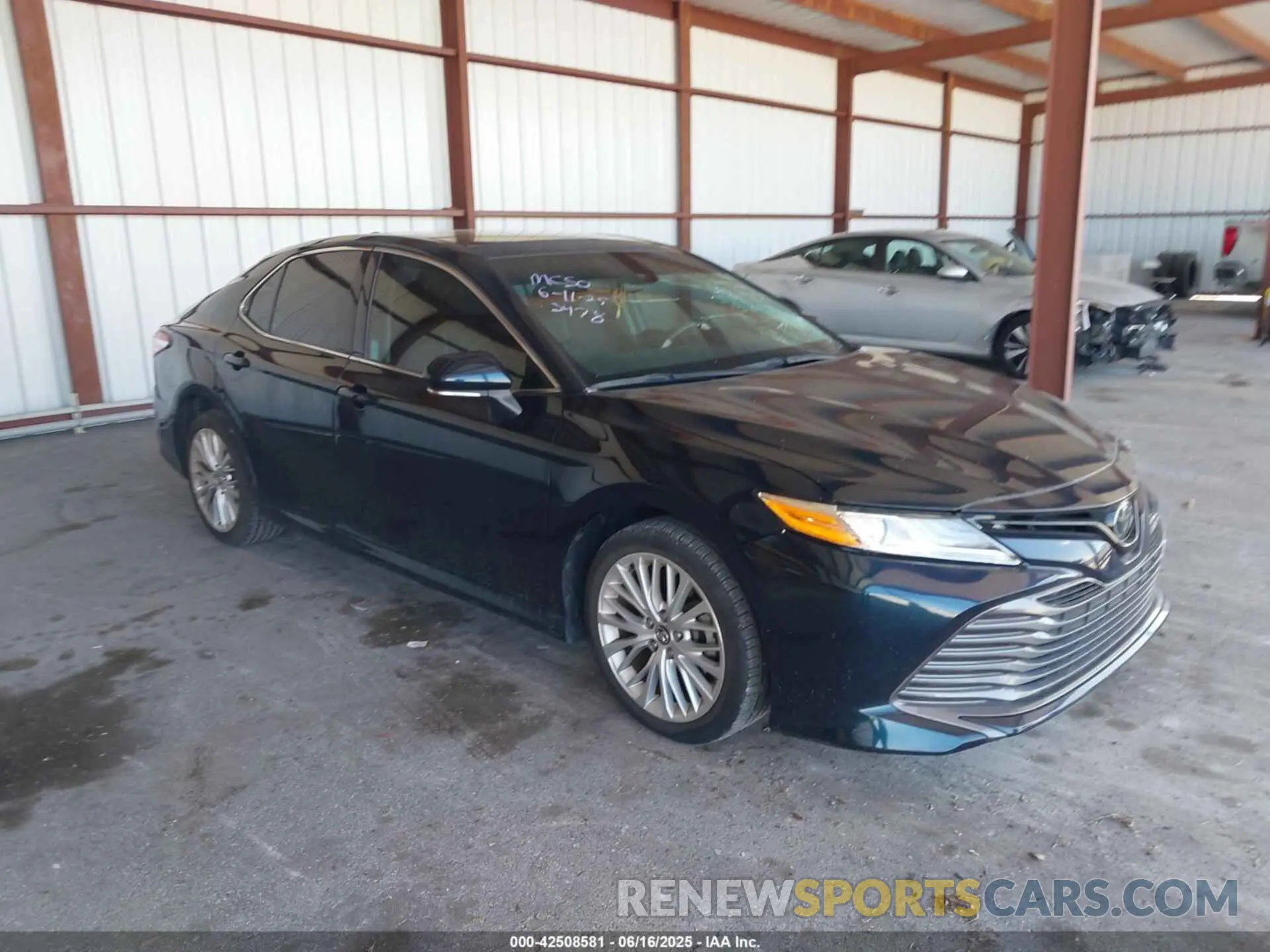 1 Photograph of a damaged car 4T1F11AK8LU883707 TOYOTA CAMRY 2020