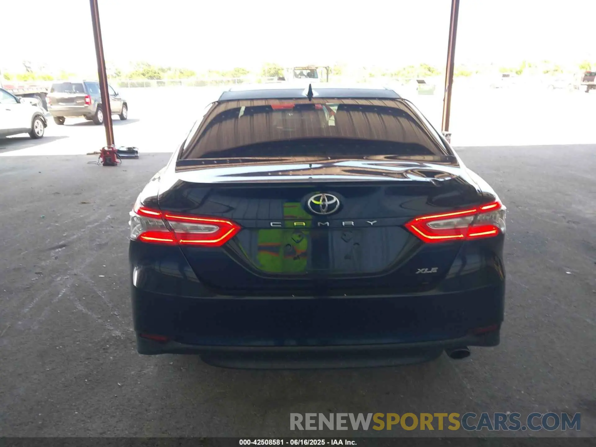 16 Photograph of a damaged car 4T1F11AK8LU883707 TOYOTA CAMRY 2020