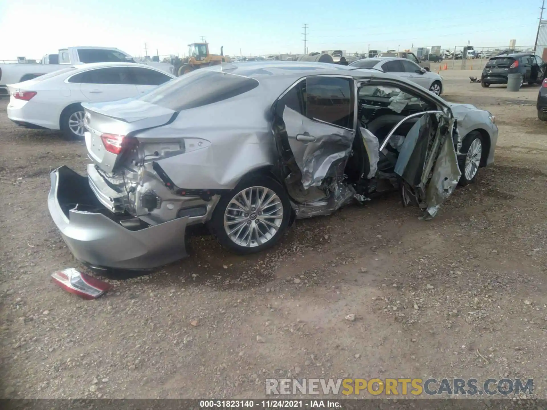 4 Photograph of a damaged car 4T1F11AK8LU886655 TOYOTA CAMRY 2020