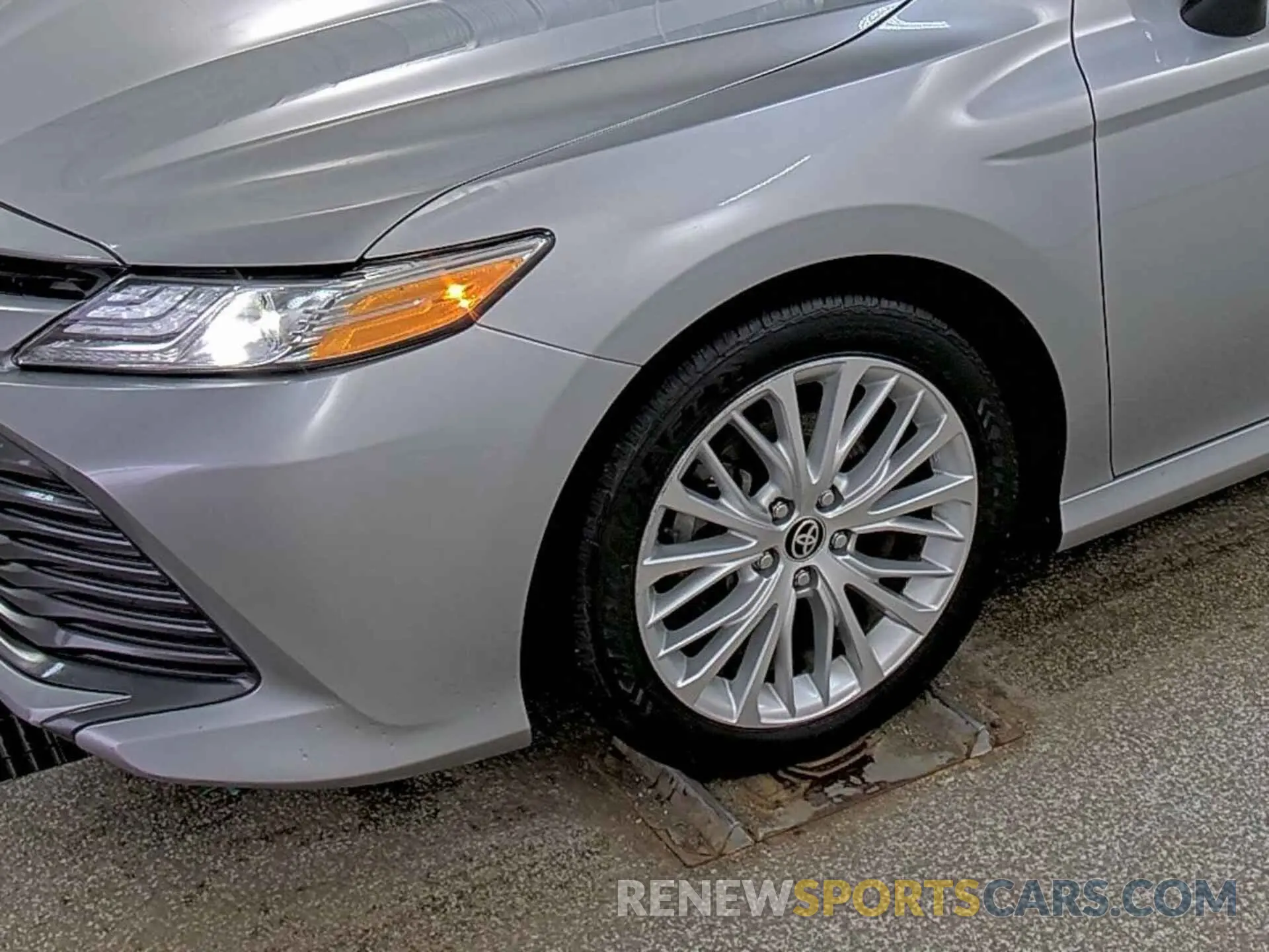 25 Photograph of a damaged car 4T1F11AK8LU994855 TOYOTA CAMRY 2020