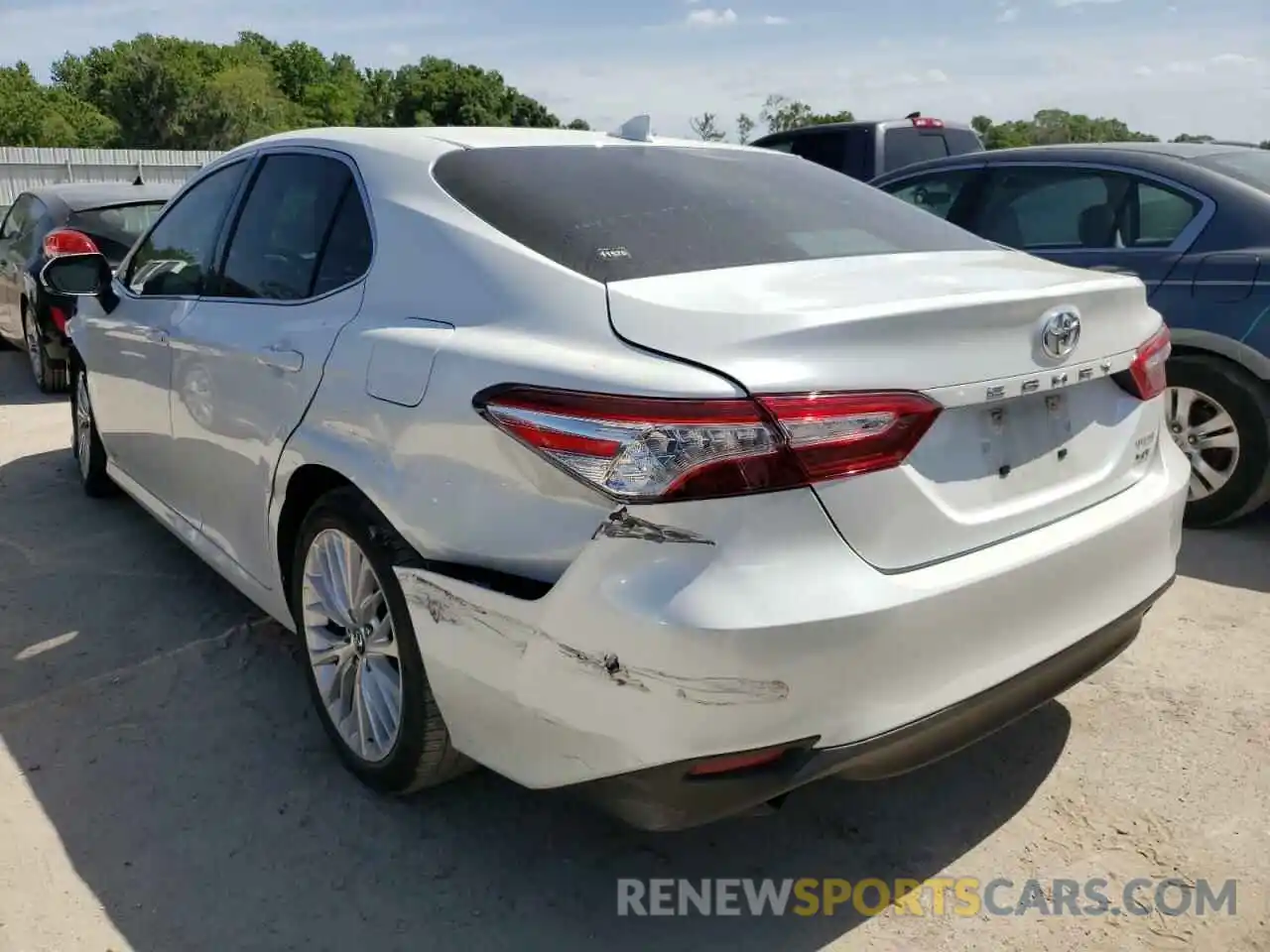 3 Photograph of a damaged car 4T1F11AK9LU930033 TOYOTA CAMRY 2020