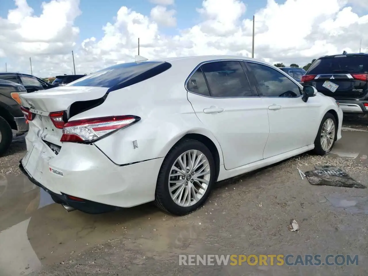 3 Photograph of a damaged car 4T1F11AK9LU943218 TOYOTA CAMRY 2020