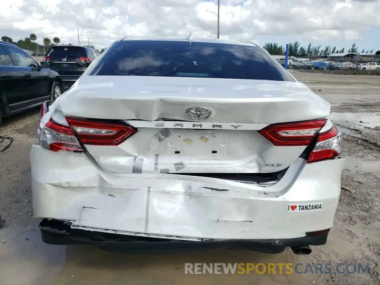 6 Photograph of a damaged car 4T1F11AK9LU943218 TOYOTA CAMRY 2020