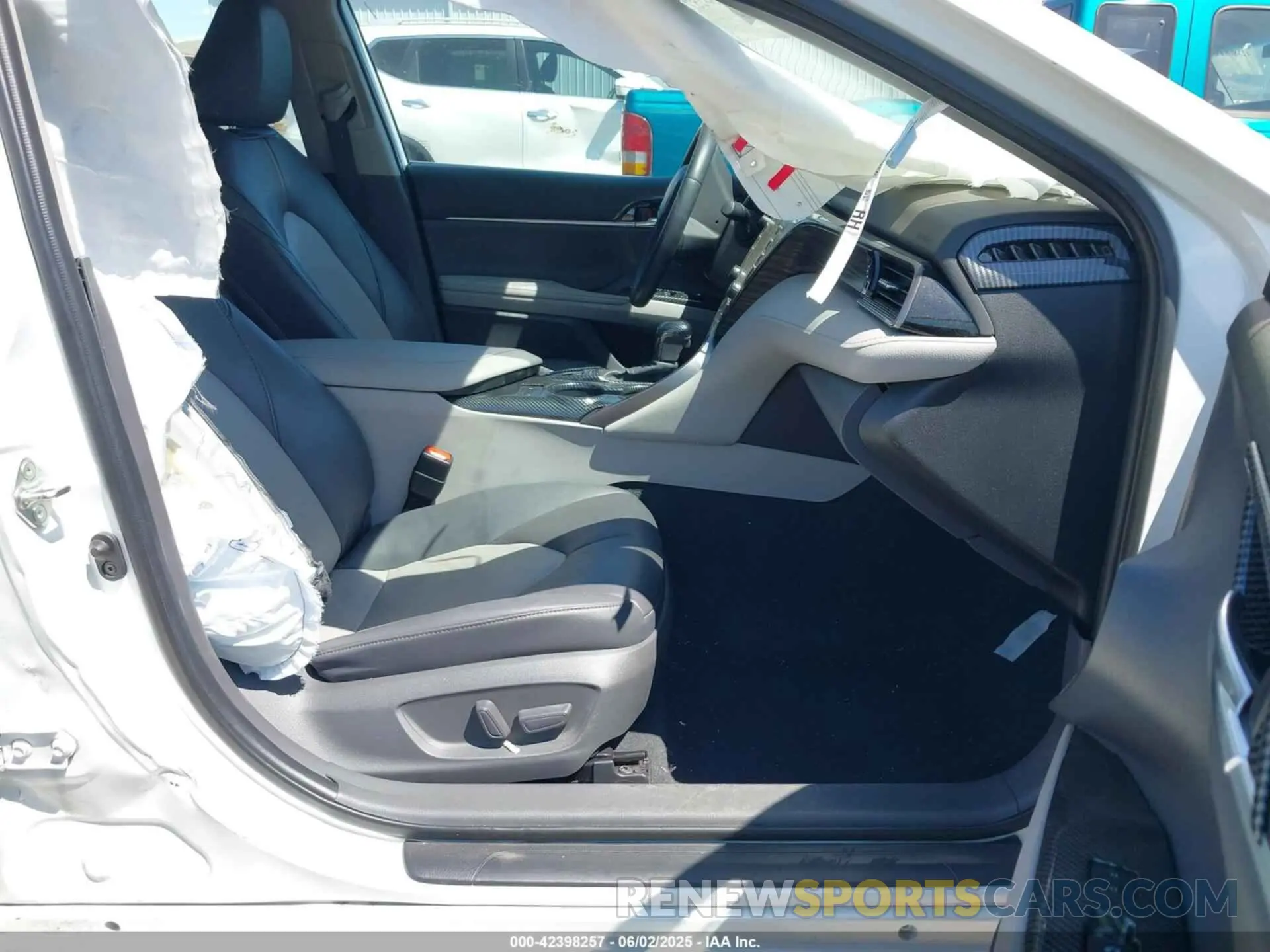 5 Photograph of a damaged car 4T1F11BK0LU008295 TOYOTA CAMRY 2020