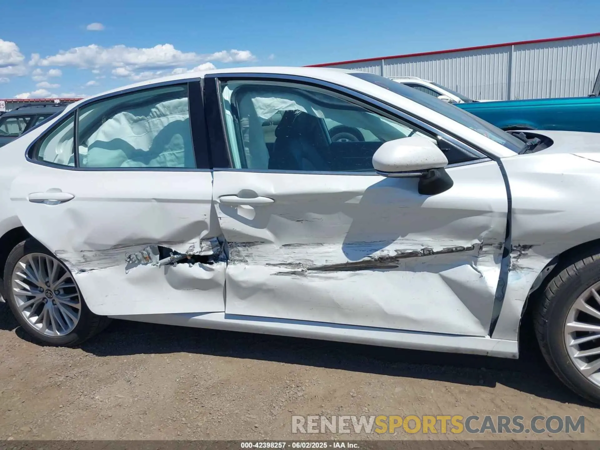 6 Photograph of a damaged car 4T1F11BK0LU008295 TOYOTA CAMRY 2020